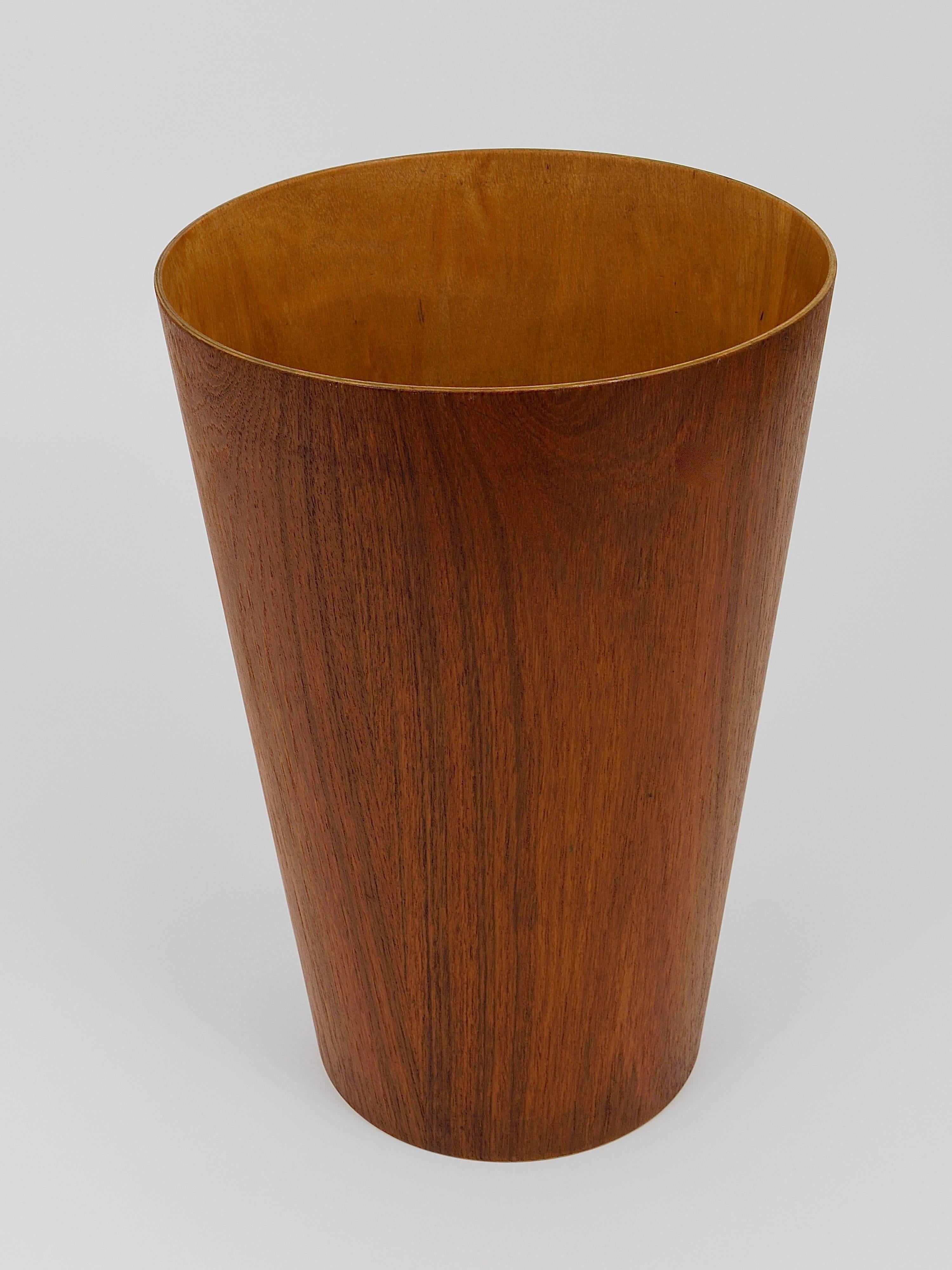 A beautiful Mid-Century Modern Scandinavian waste paper basket, paper bin from the 1960s. Designed by Martin Aberg, executed by Servex/House of Rainbow Wood Products, made in Sweden. In excellent condition. Marked on its underneath: “Servex/Rainbow