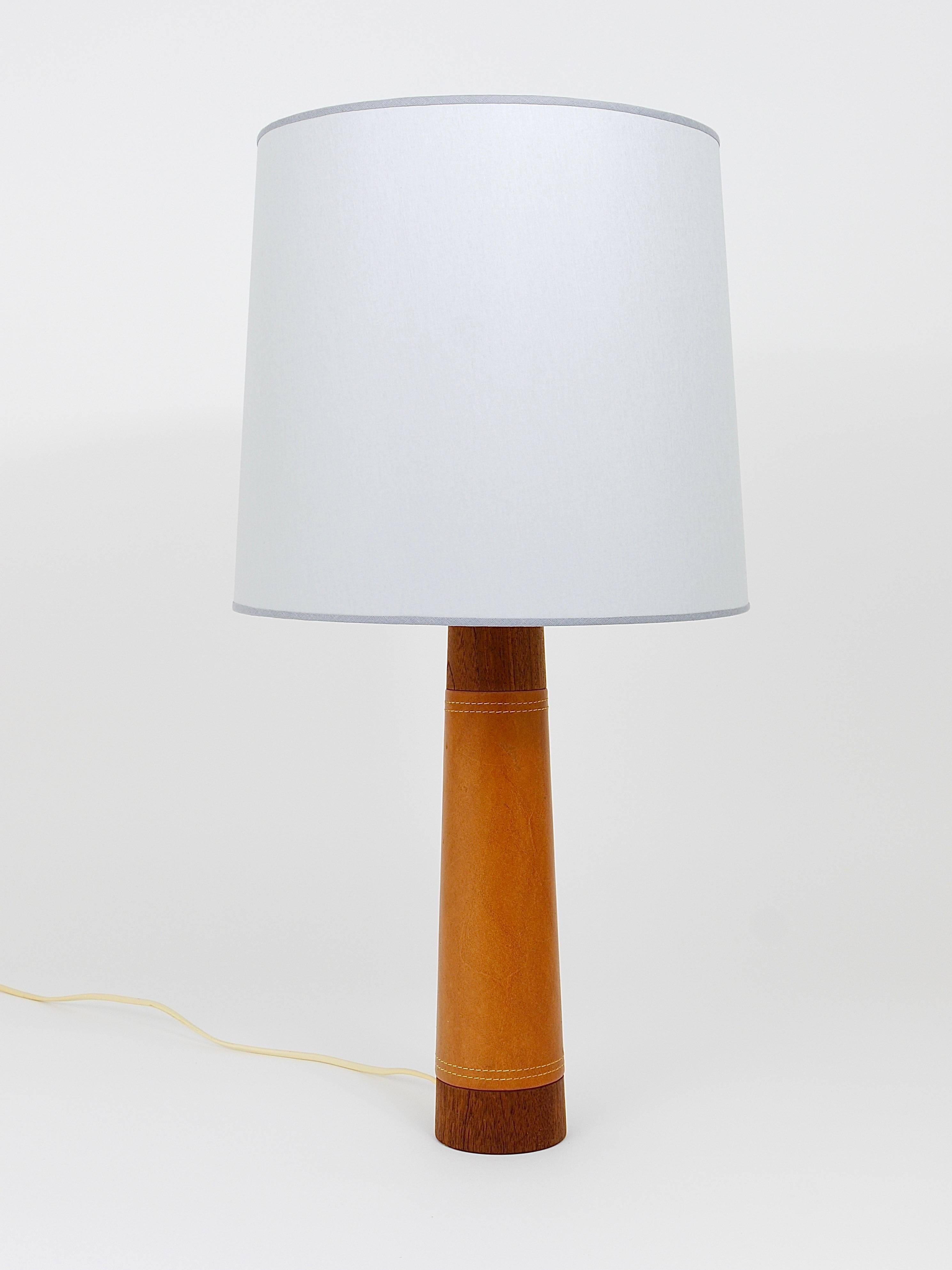 Schöne dänische Midcentury-Tischlampe aus Teakholz, Dänemark, 1950er Jahre (Leder) im Angebot