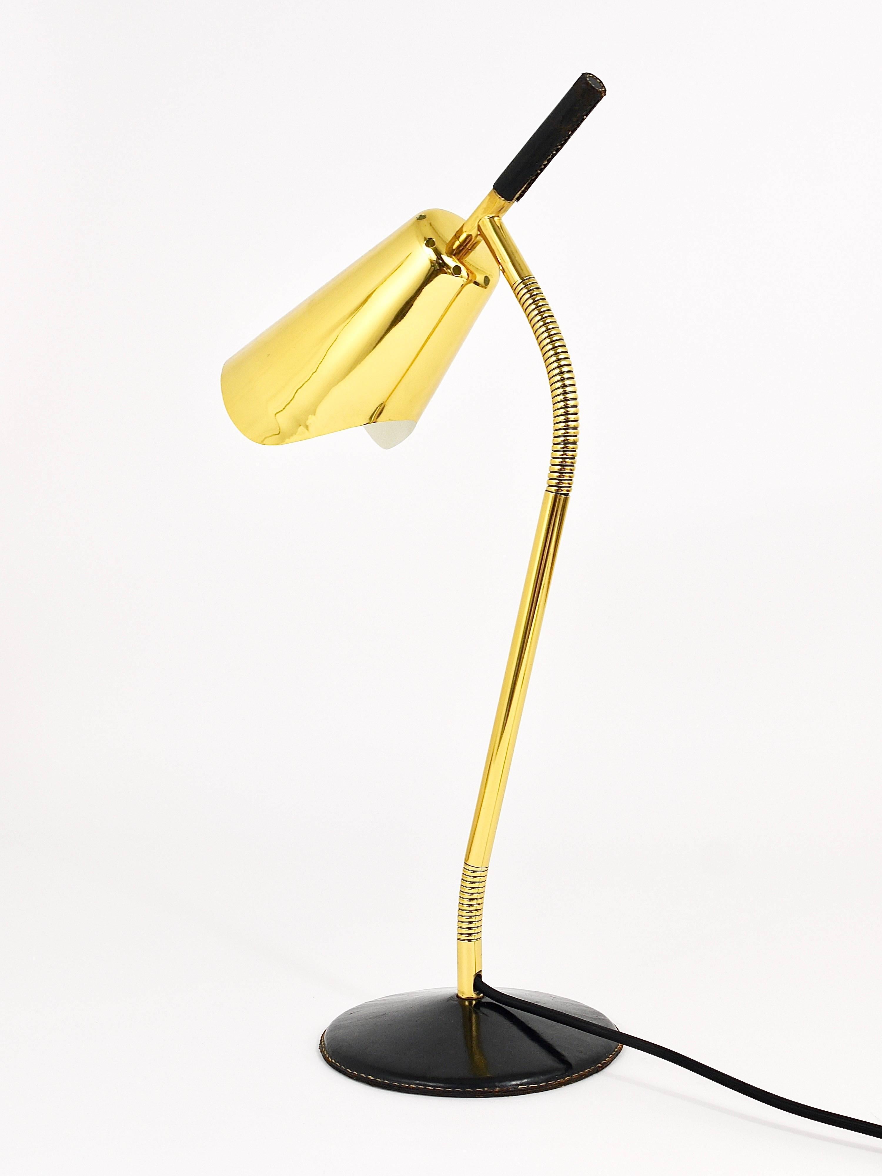 Wir sind stolz darauf, diese sehr seltene und schöne Tisch- oder Schreibtischlampe aus den 1950er Jahren anbieten zu können. Entworfen und ausgeführt von Carl Aubock, Österreich. Diese Lampe ist aus Messing gefertigt und hat einen lederbezogenen