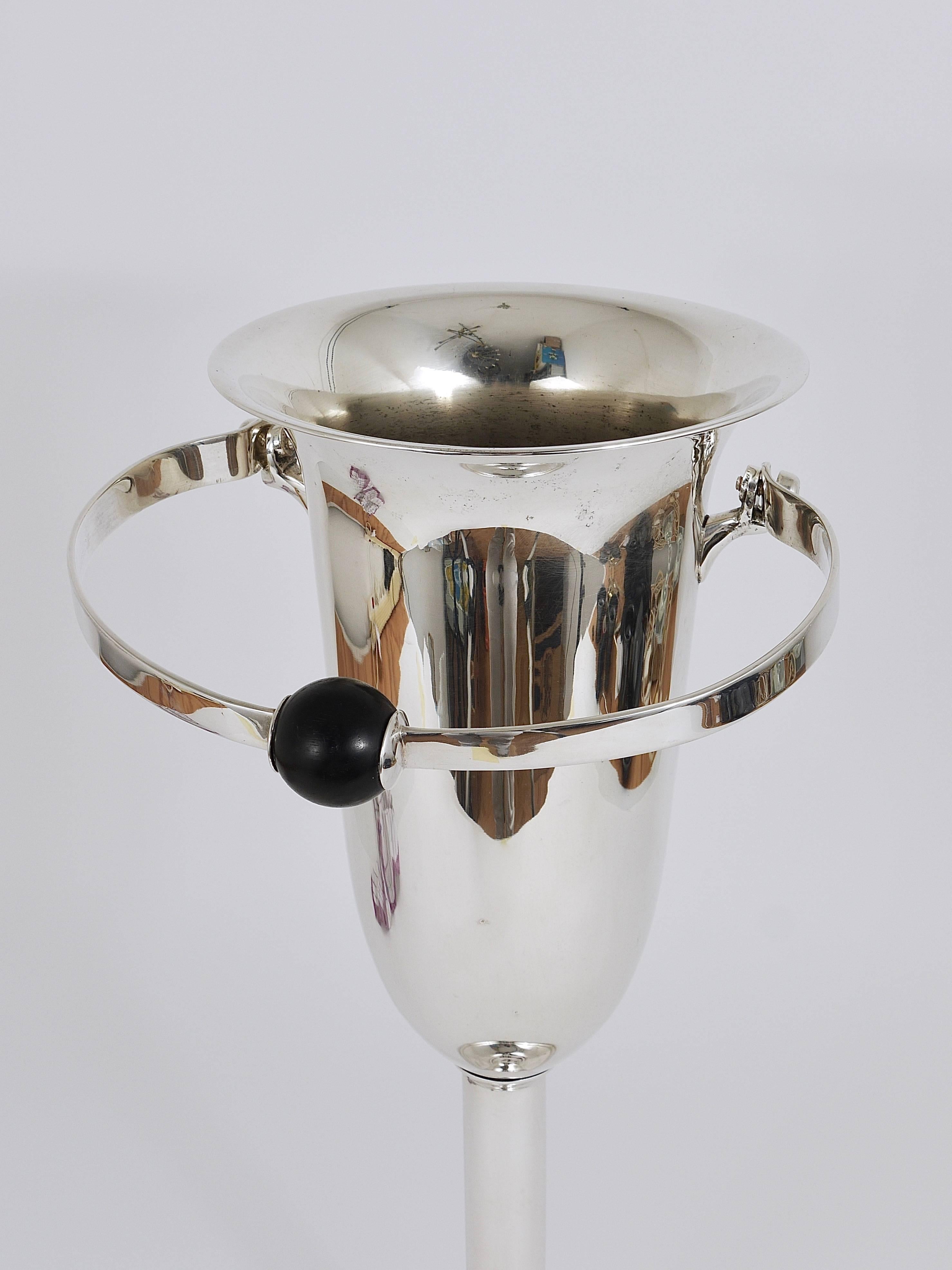 A beautiful floor-standing Art Deco wine or champagne cooler or ice bucket from the 1930s. Made in France. Silver-plated, with a round handle with a nice wooden mahogany ball. in very good condition with marginal patina in the silver-plating. 
