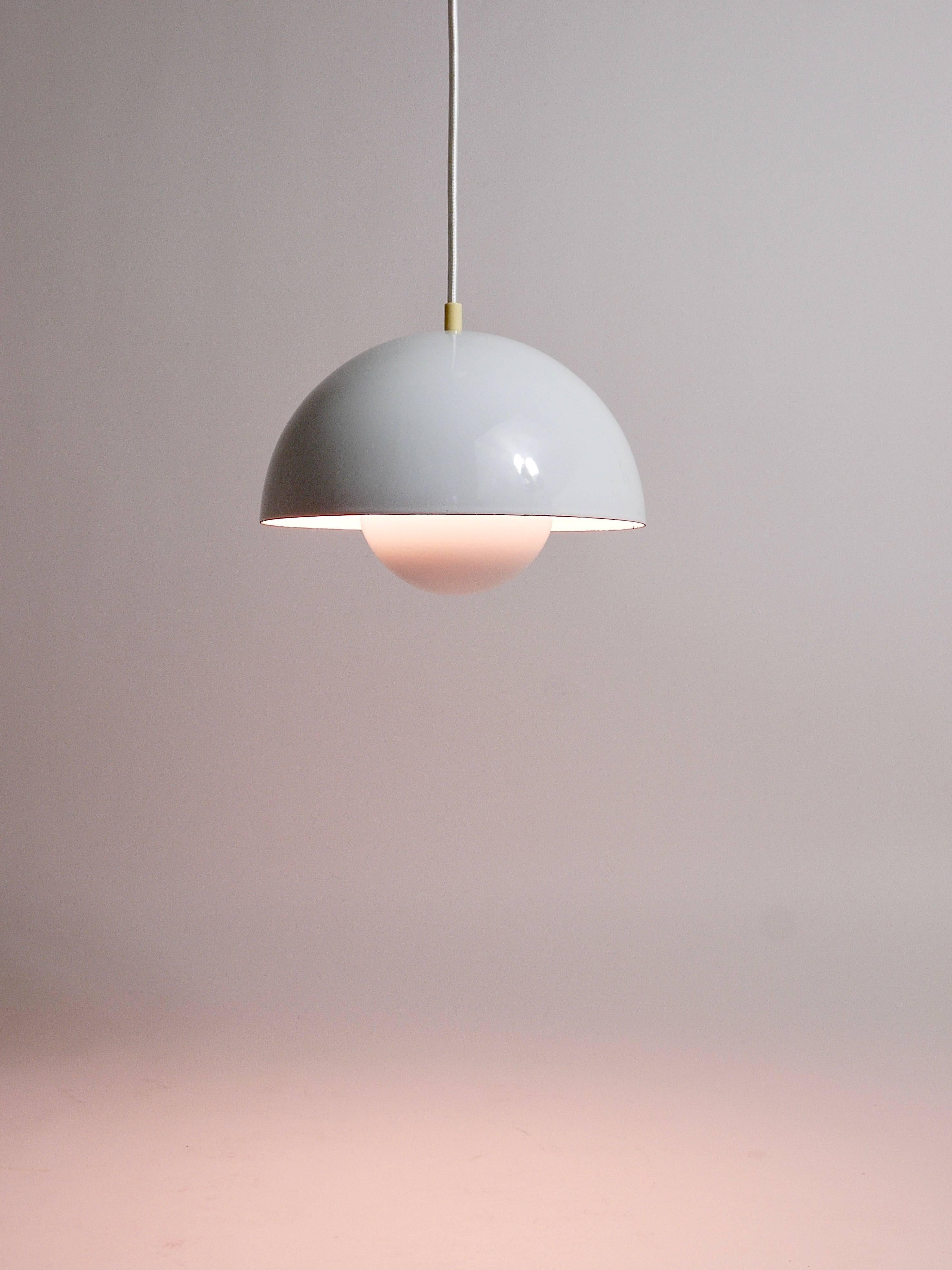 Enameled White Verner Panton Flowerpot Pendant Lamp, Louis Poulsen, Denmark, 1969 For Sale