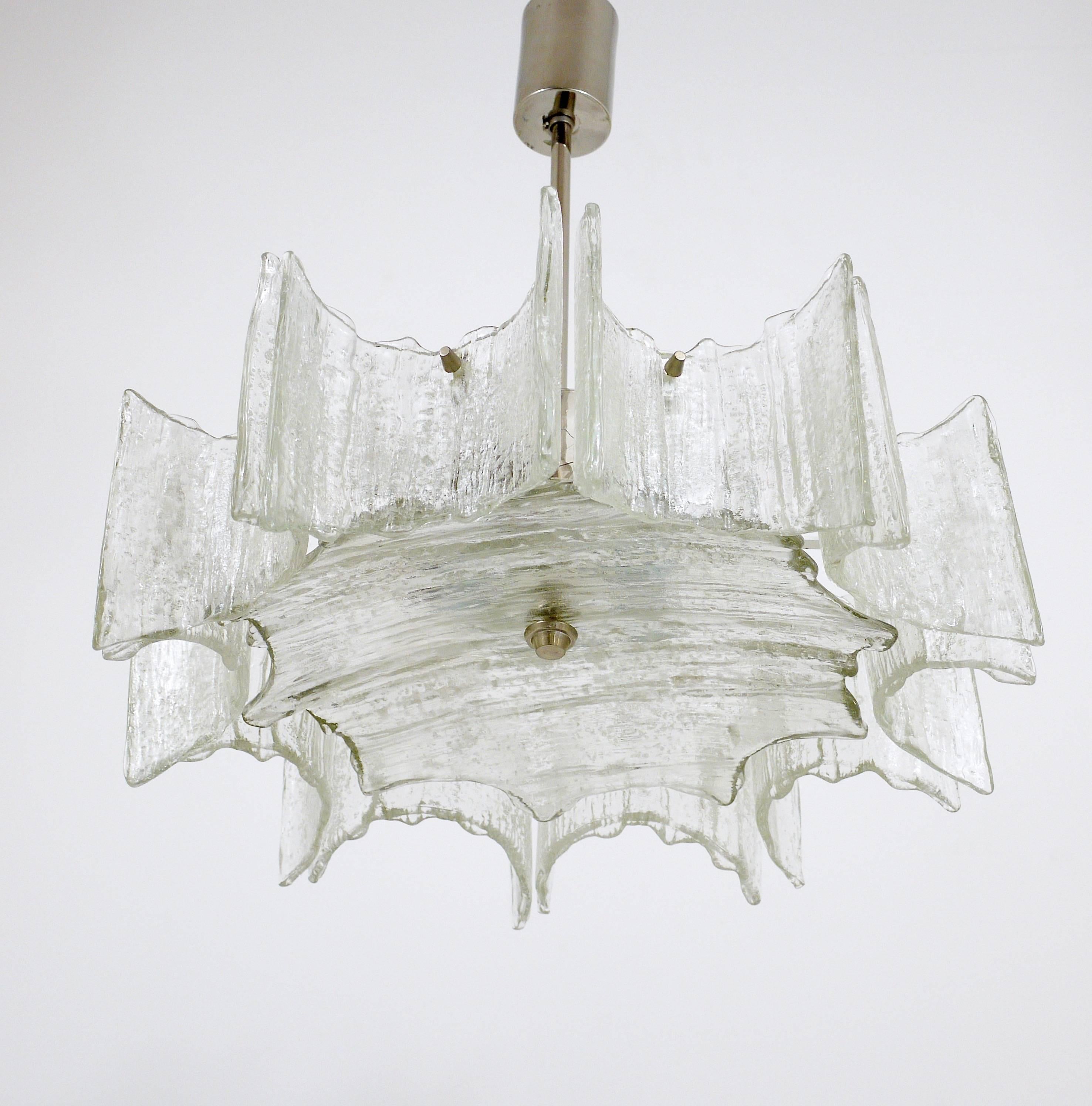 A beautiful Austrian modernist star chandelier, designed and executed by Kalmar Vienna. White painted metal frame with nickel-plated hardware and frosted ice glass. In very good condition. Making a wonderful light. 

Measurements: diameter 20 in,