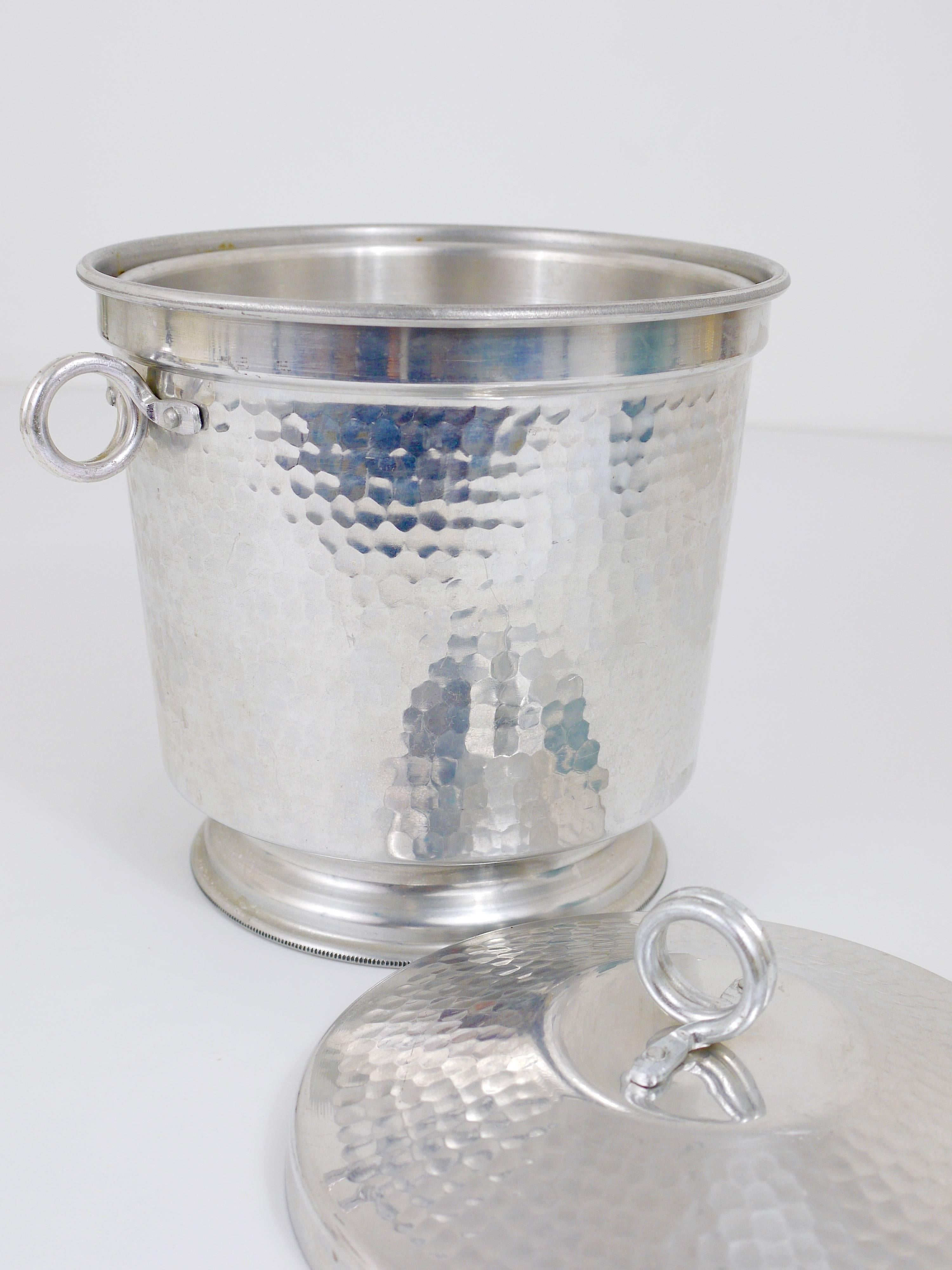 A beautiful handmade, hammer-blown ice bucket from the 1950s. Made of aluminium in very good condition with nice patina. Made in Italy, marked on its underneath.