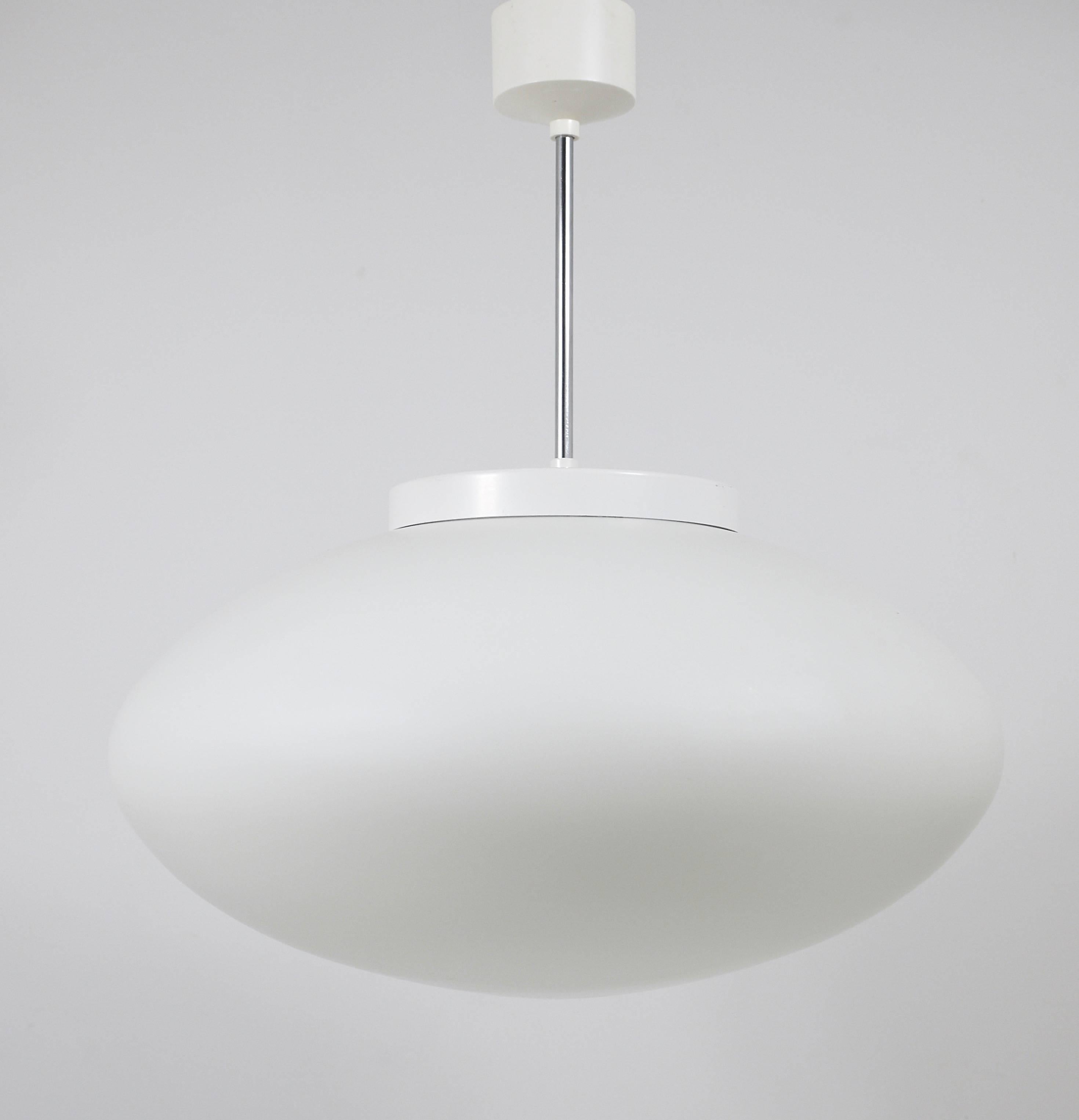 Mid-Century moderno Fino a 40 enormi luci a sospensione ellittiche in vetro opalino, stile Lisa Johansson-Pape in vendita