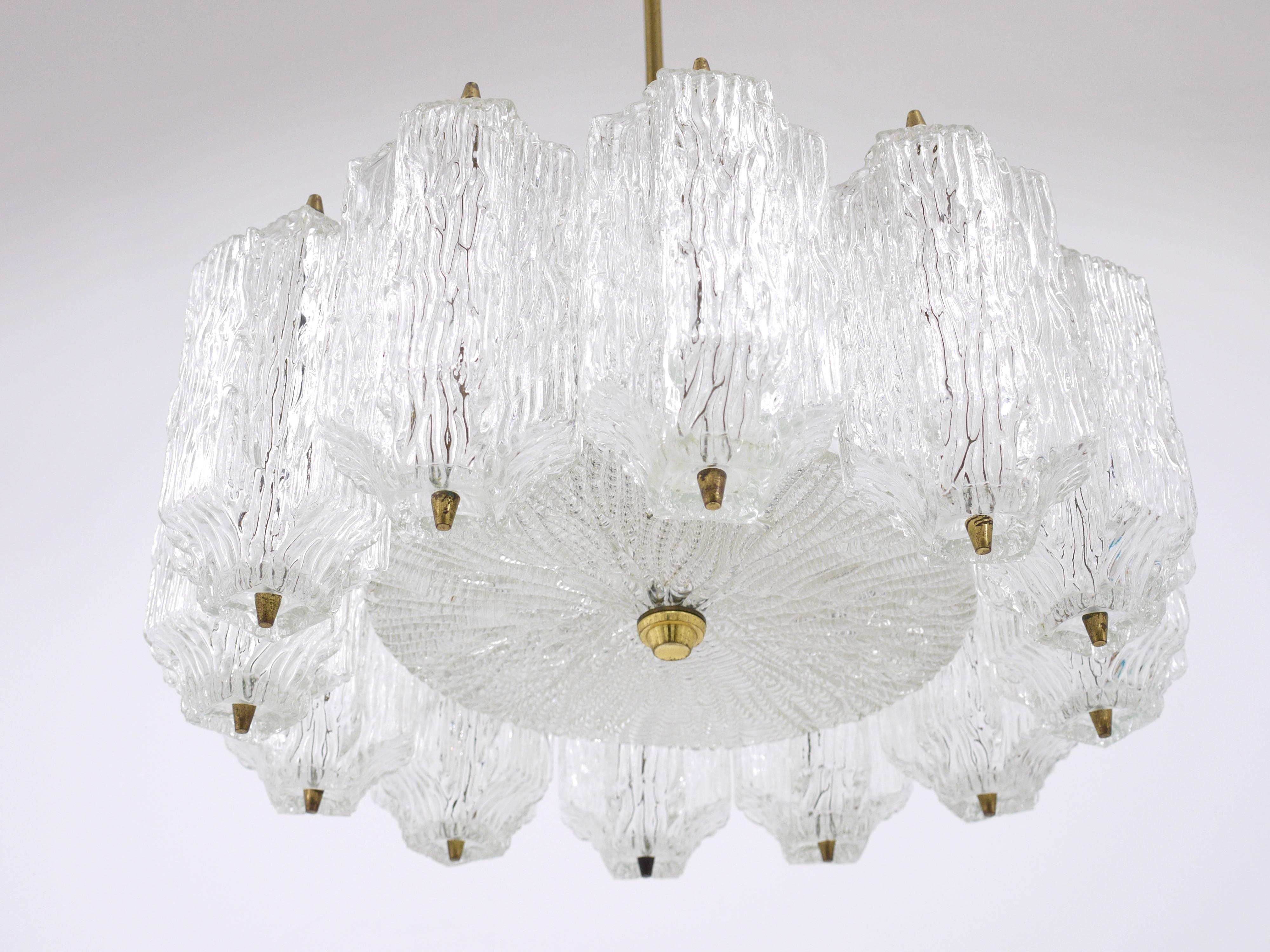 J.T. Kalmar Brass Chandelier with Textured Ice Glass, Austria, 1950s In Good Condition For Sale In Vienna, AT