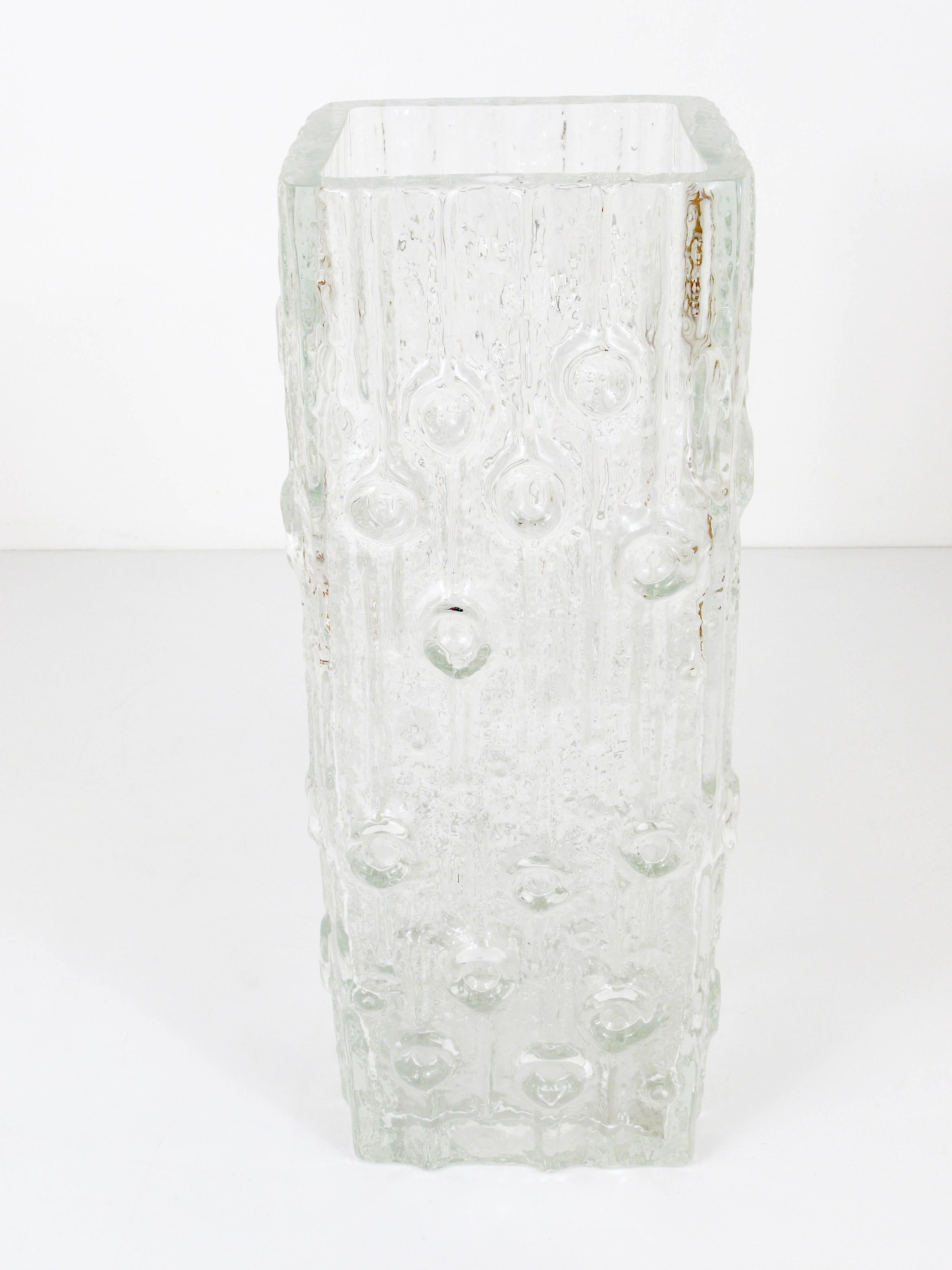 Eine große quadratische Vase, handgefertigt von Peill und Putzler, Deutschland, 1970er Jahre. Ein solides und schweres Stück in einem ungewöhnlich großen Format, mit schönem Op-Art-Muster. Kann auch als Bodenvase verwendet werden. In ausgezeichnetem