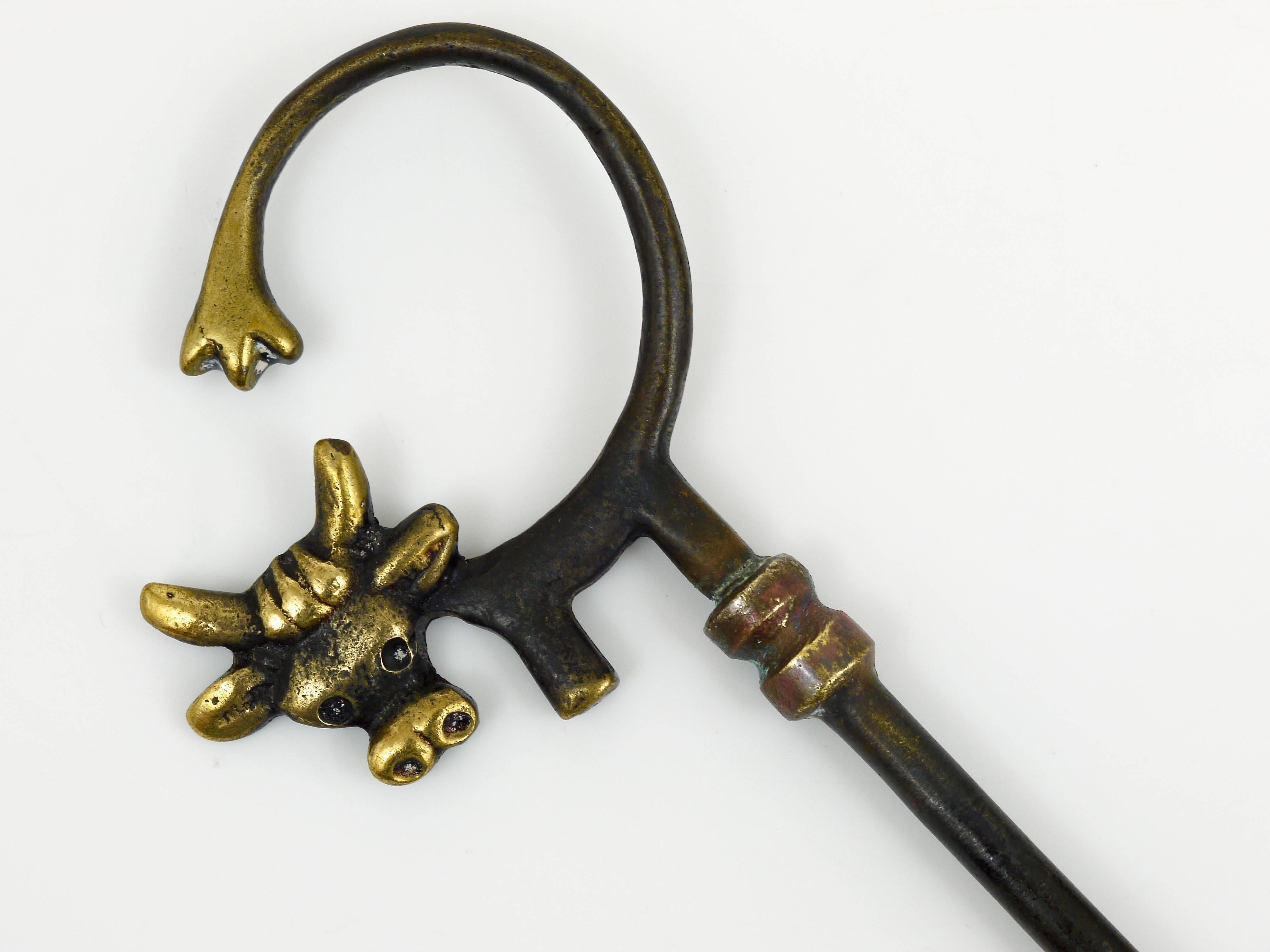 Calzascarpe in ottone di Walter Bosse che mostra una mucca, Herta Baller, Austria, anni '50 In condizioni buone in vendita a Vienna, AT