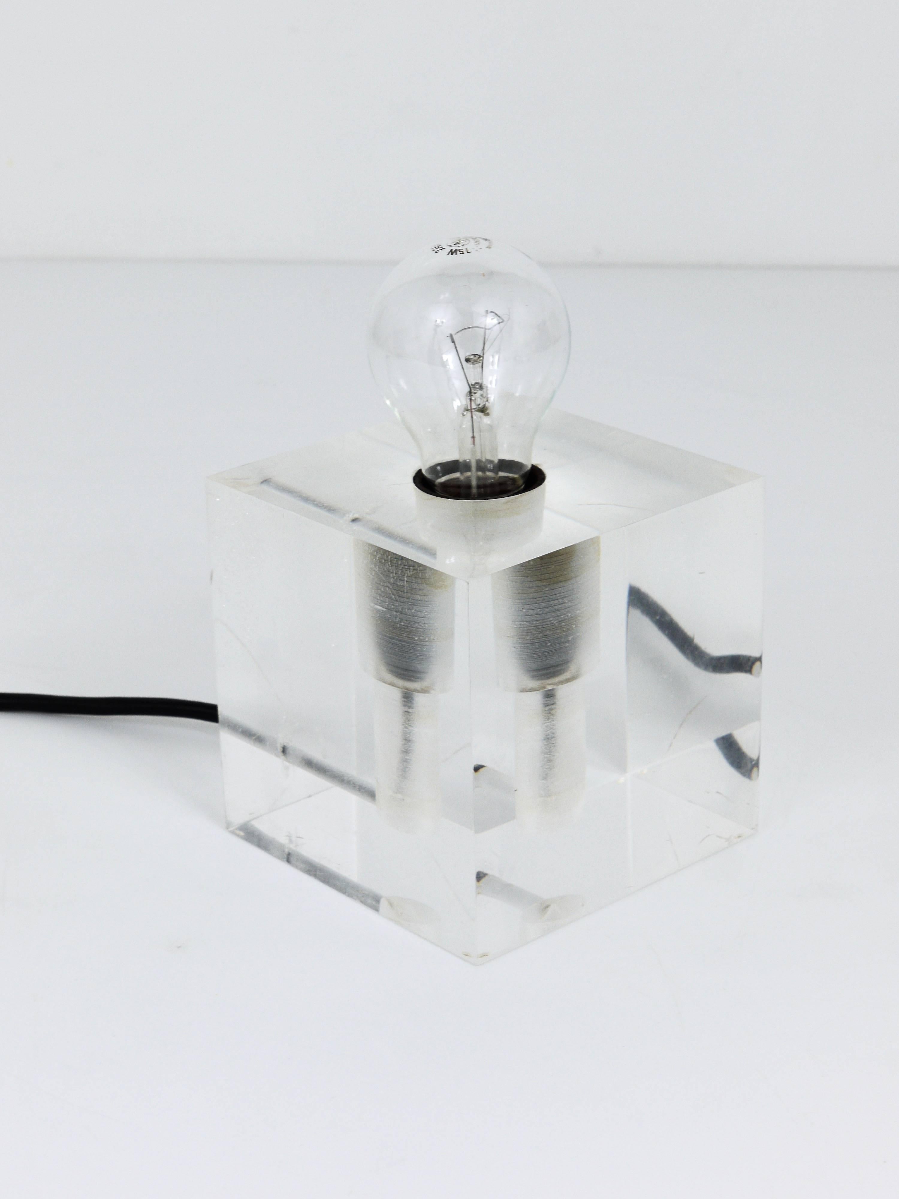 Postmodern Lucite Cubic Table or Side Lamp, Italy, 1970s For Sale 4