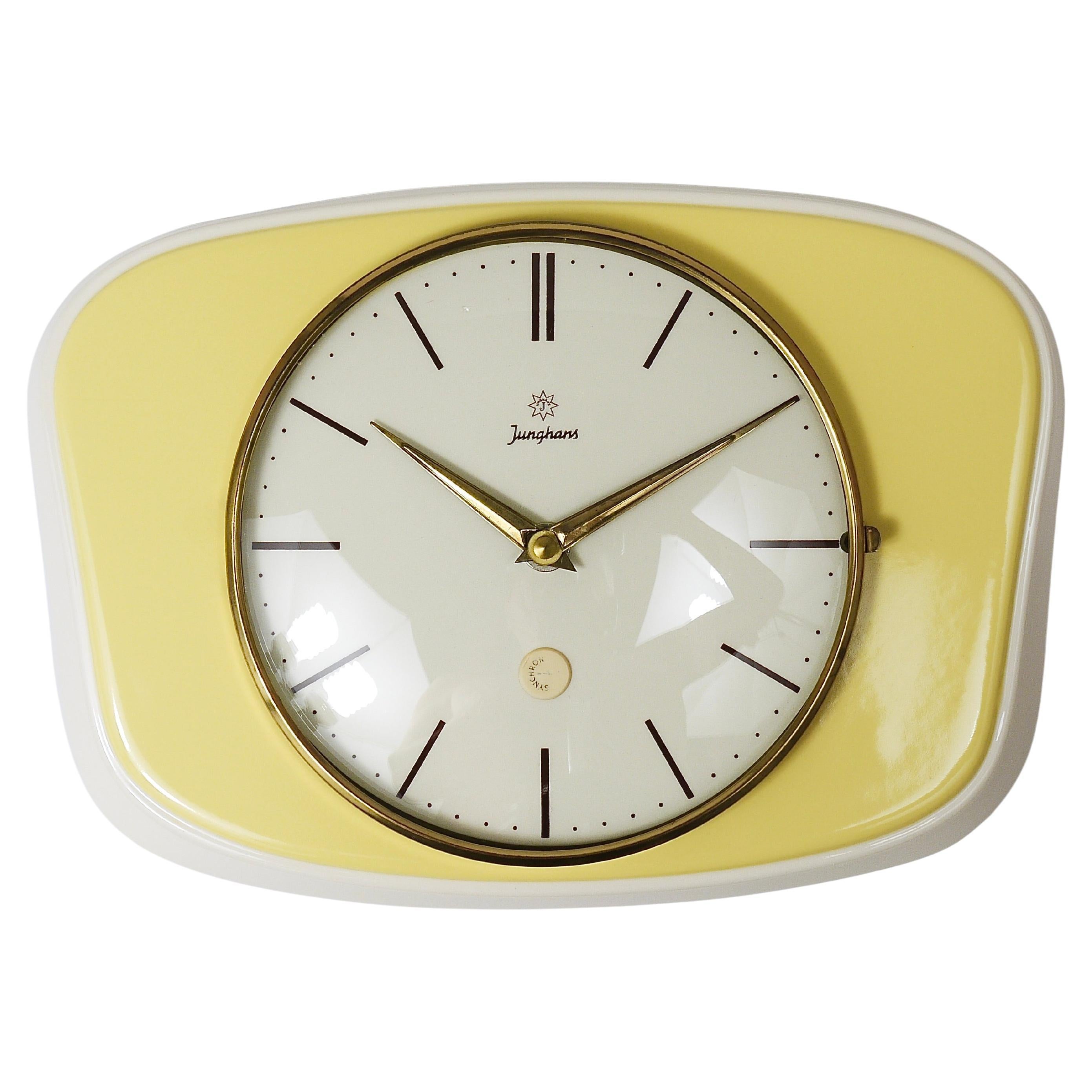 Junghans Pastellgelbe Max Bill Wanduhr im Stil der Jahrhundertmitte, Deutschland, 1950er Jahre