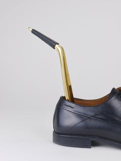Carl Auböck, calzascarpe in ottone n. 4225, manico in pelle, Vienna, anni '50