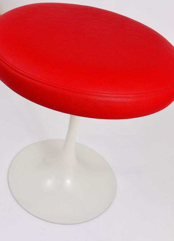 Maurice Burke Red and White Tulip Base Stool by Arkana, United Kingdom, 1960s In Excellent Condition For Sale In Vienna, AT