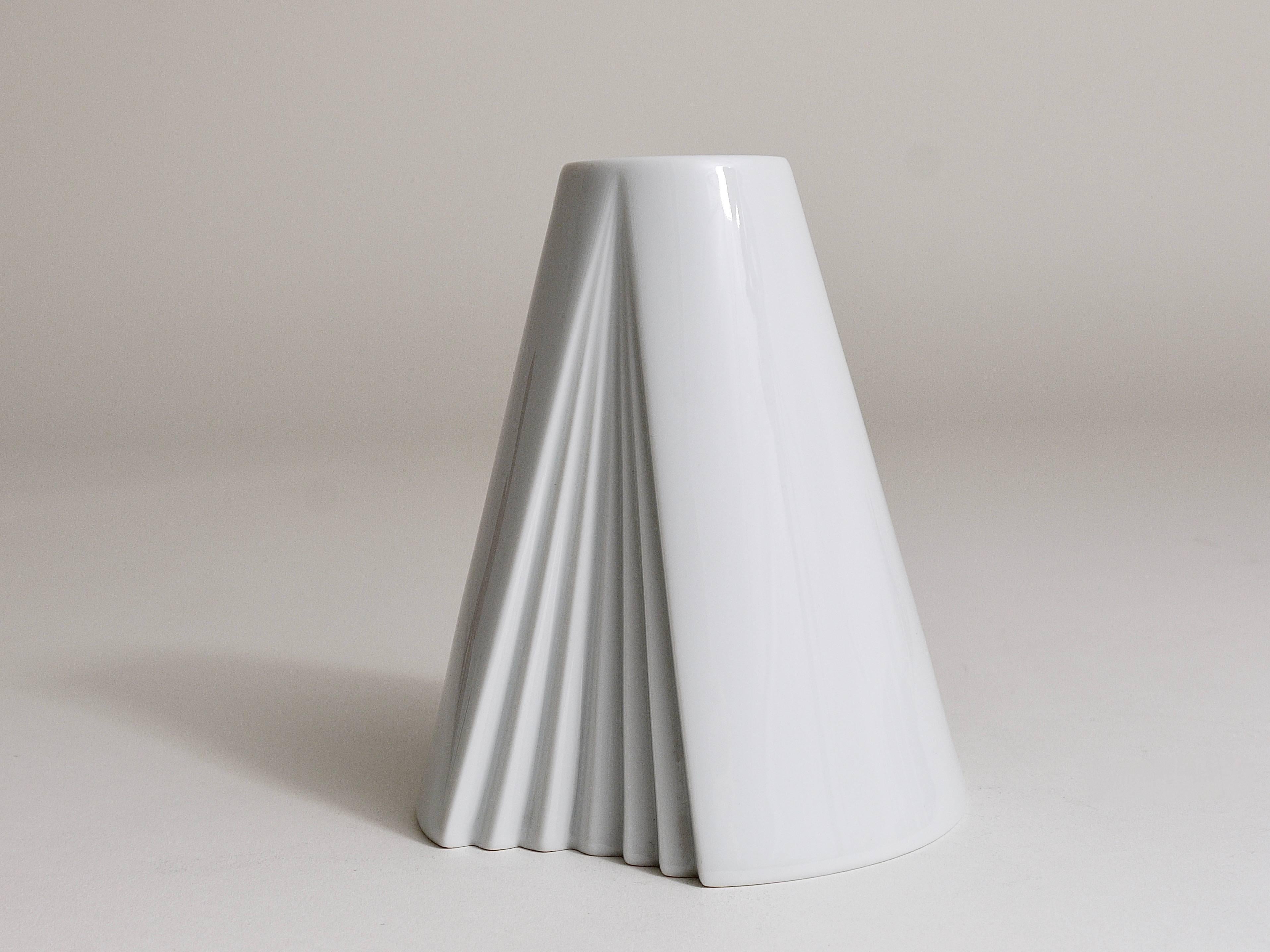 Ambrogio Pozzi Rosenthal White Geometric Op Art Porcelain Vase, Germany, 1980s For Sale 3