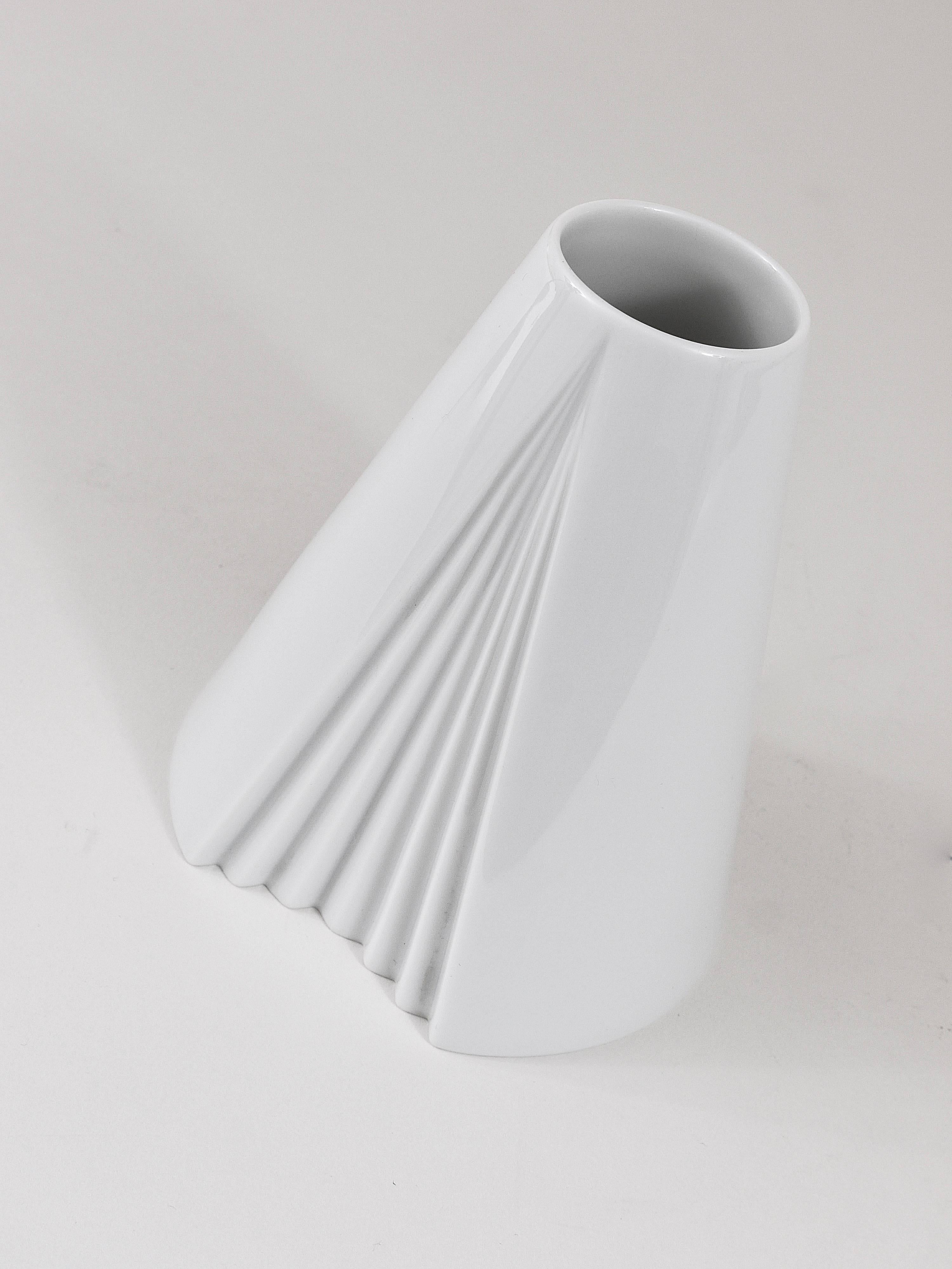 White Geometric Op Art Porcelain Vase, Ambrogio Pozzi, Rosenthal, Germany, 1980s For Sale 5