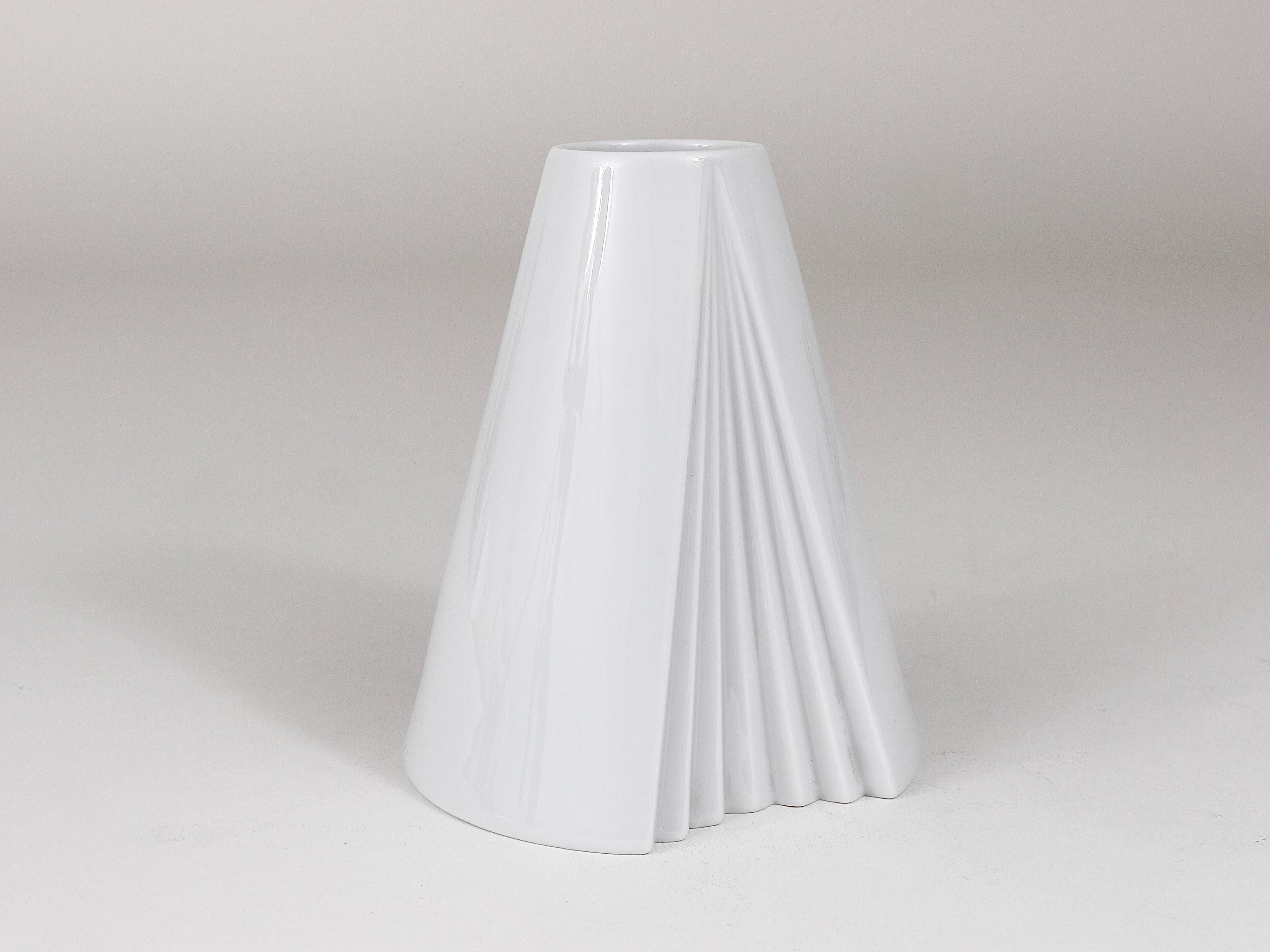 White Geometric Op Art Porcelain Vase, Ambrogio Pozzi, Rosenthal, Germany, 1980s In Excellent Condition For Sale In Vienna, AT