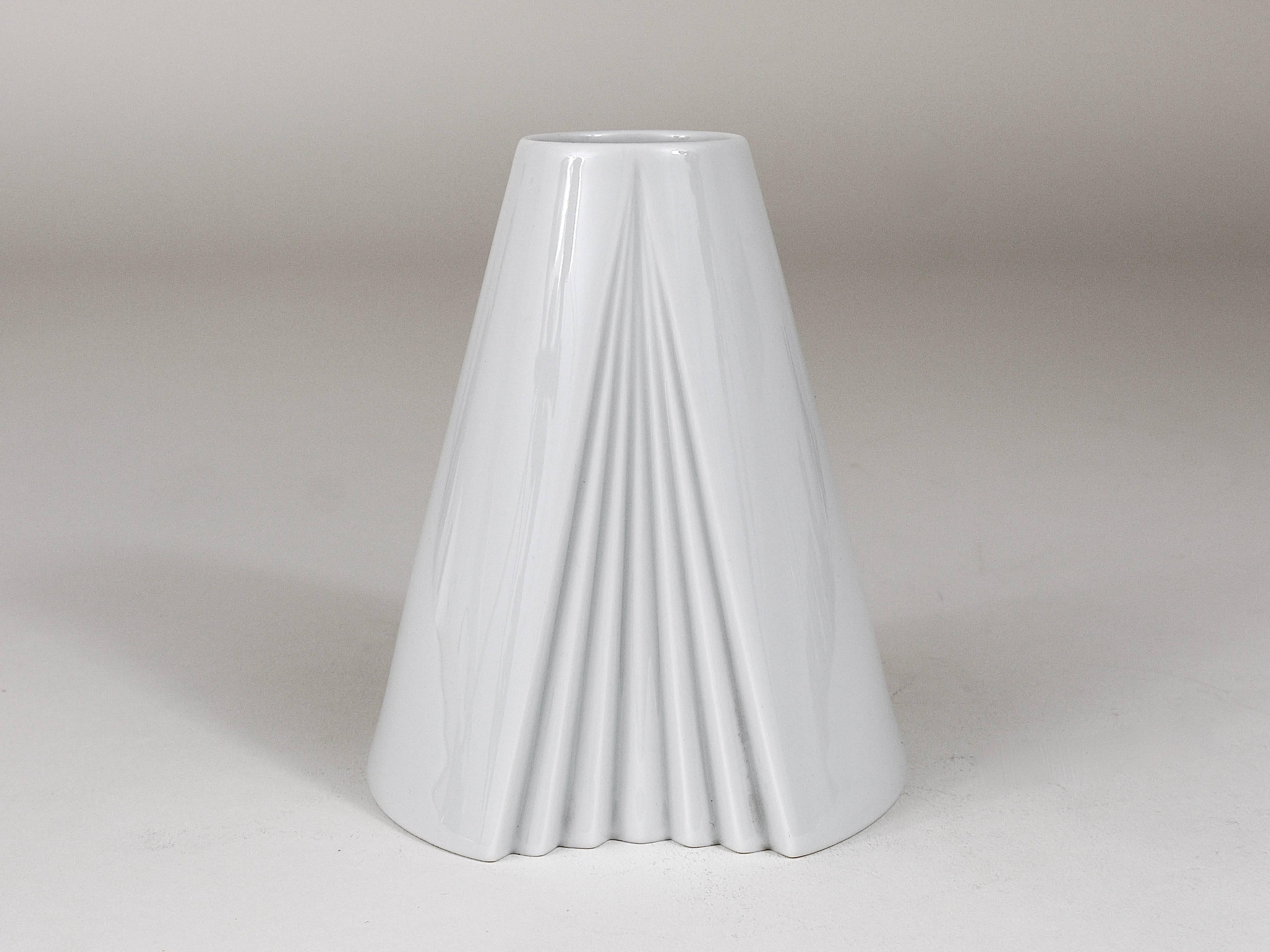 20th Century White Geometric Op Art Porcelain Vase, Ambrogio Pozzi, Rosenthal, Germany, 1980s For Sale