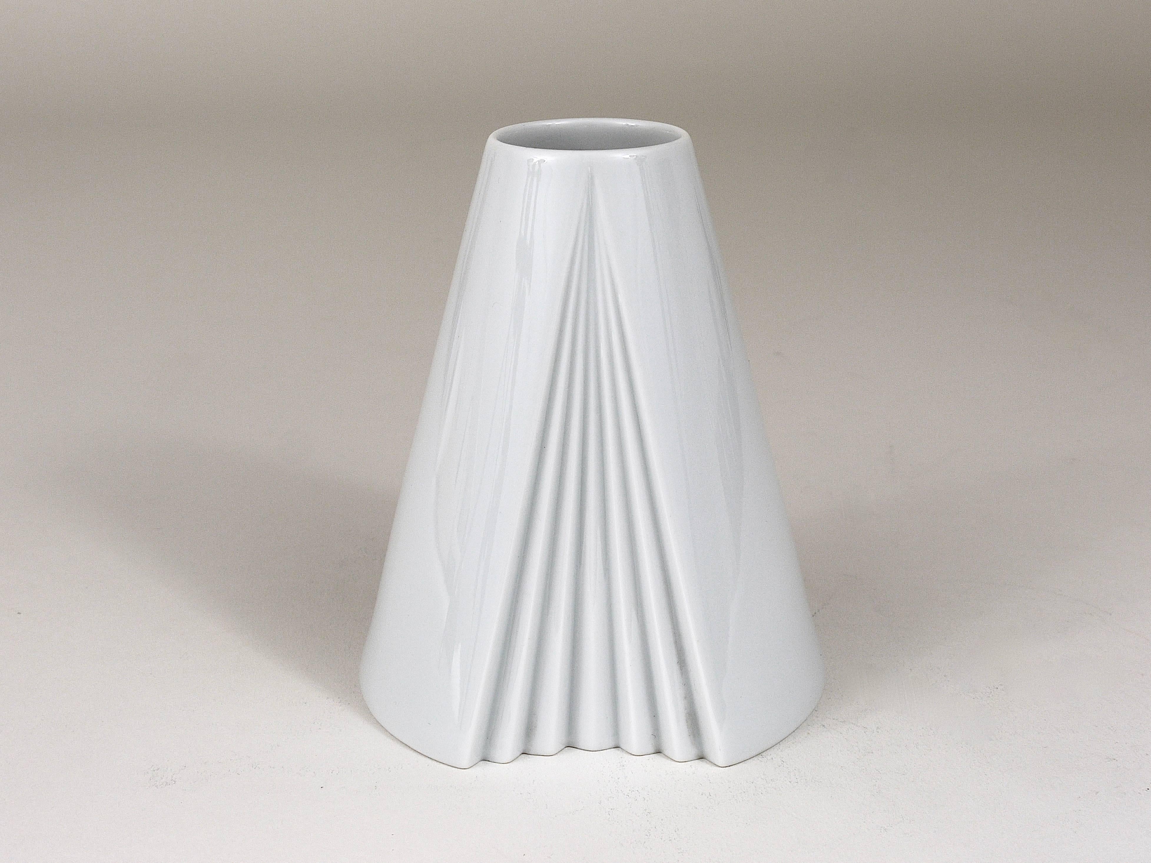 Eine schöne weiße, vollständig glasierte, kegelförmige Porzellanvase Plissee aus den 1980er Jahren, entworfen von Ambrogio Pozzi im Jahr 1985, ausgeführt von Rosenthal, Deutschland. In ausgezeichnetem Zustand.