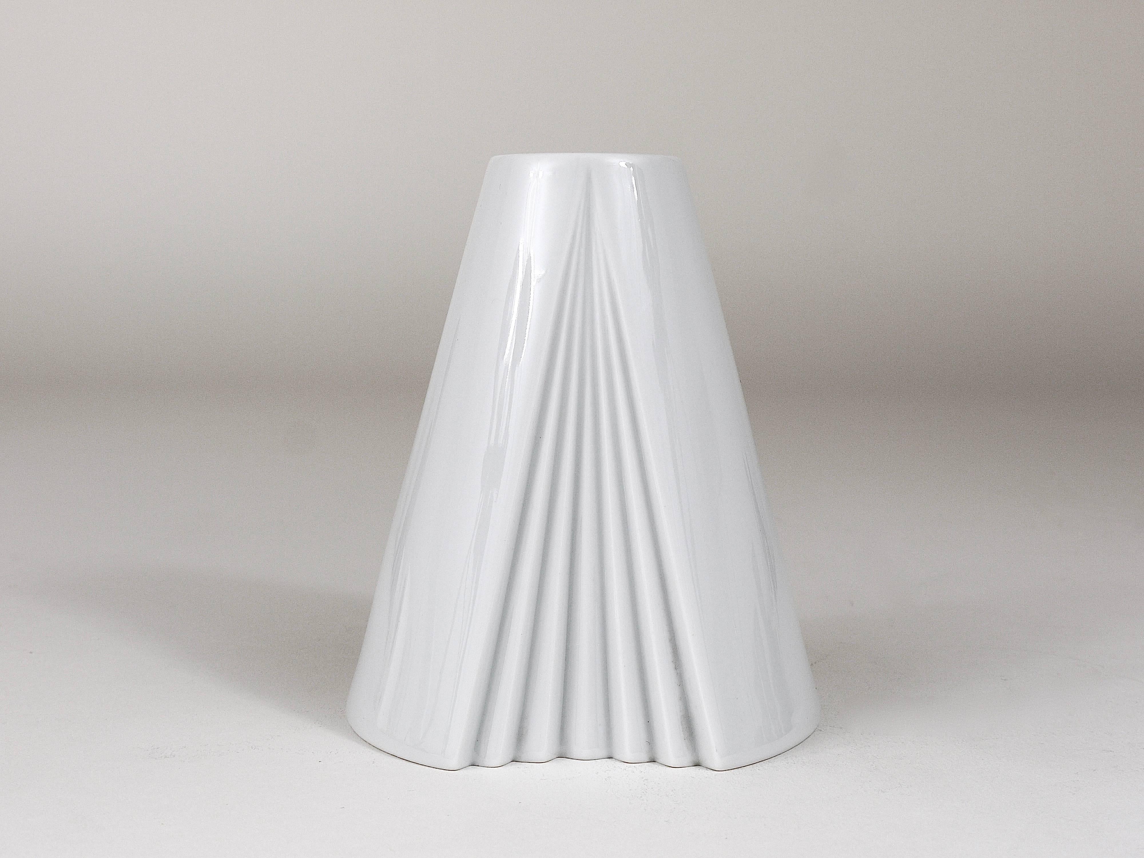 White Geometric Op Art Porcelain Vase, Ambrogio Pozzi, Rosenthal, Germany, 1980s For Sale 1