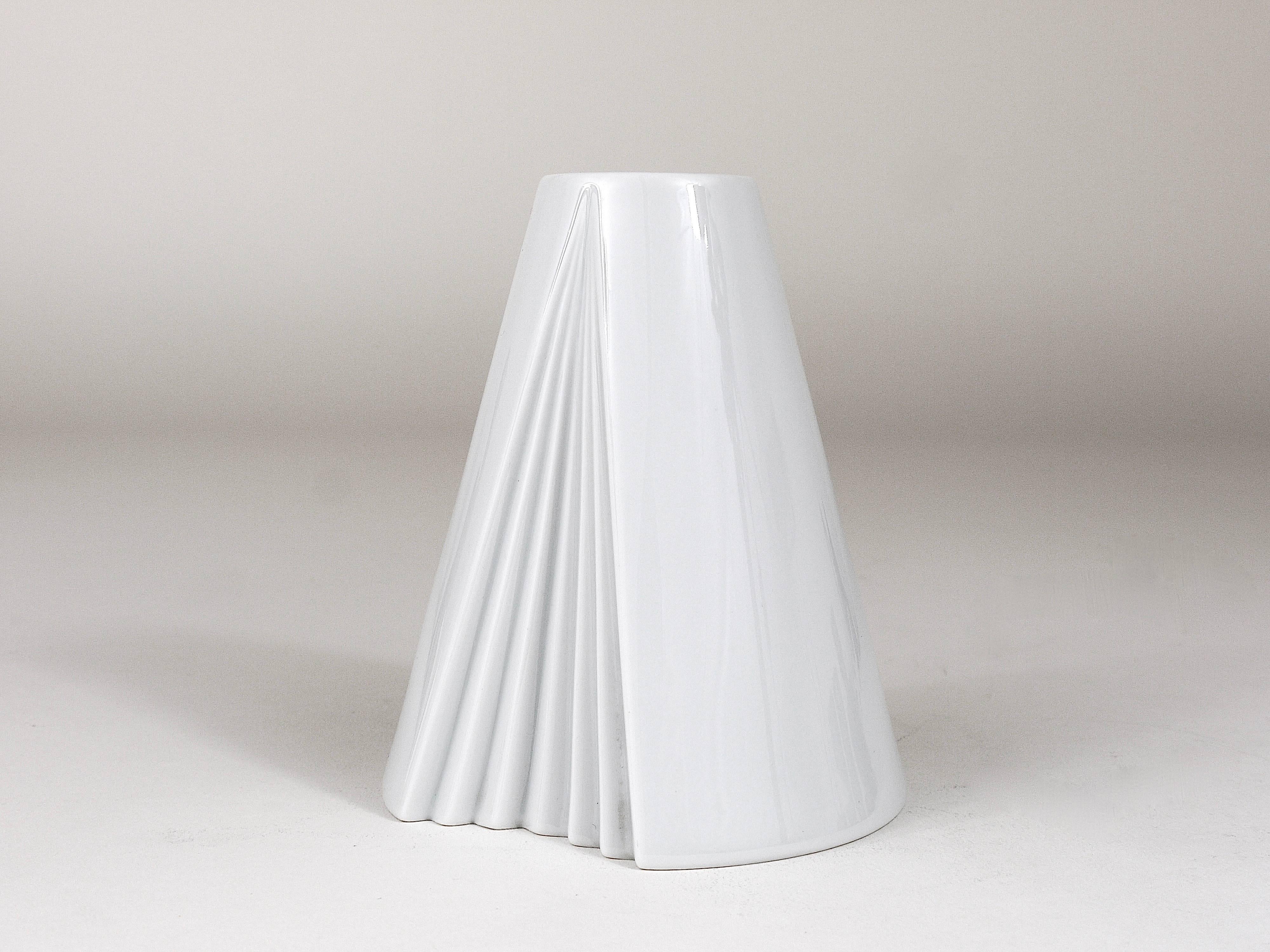 White Geometric Op Art Porcelain Vase, Ambrogio Pozzi, Rosenthal, Germany, 1980s For Sale 2