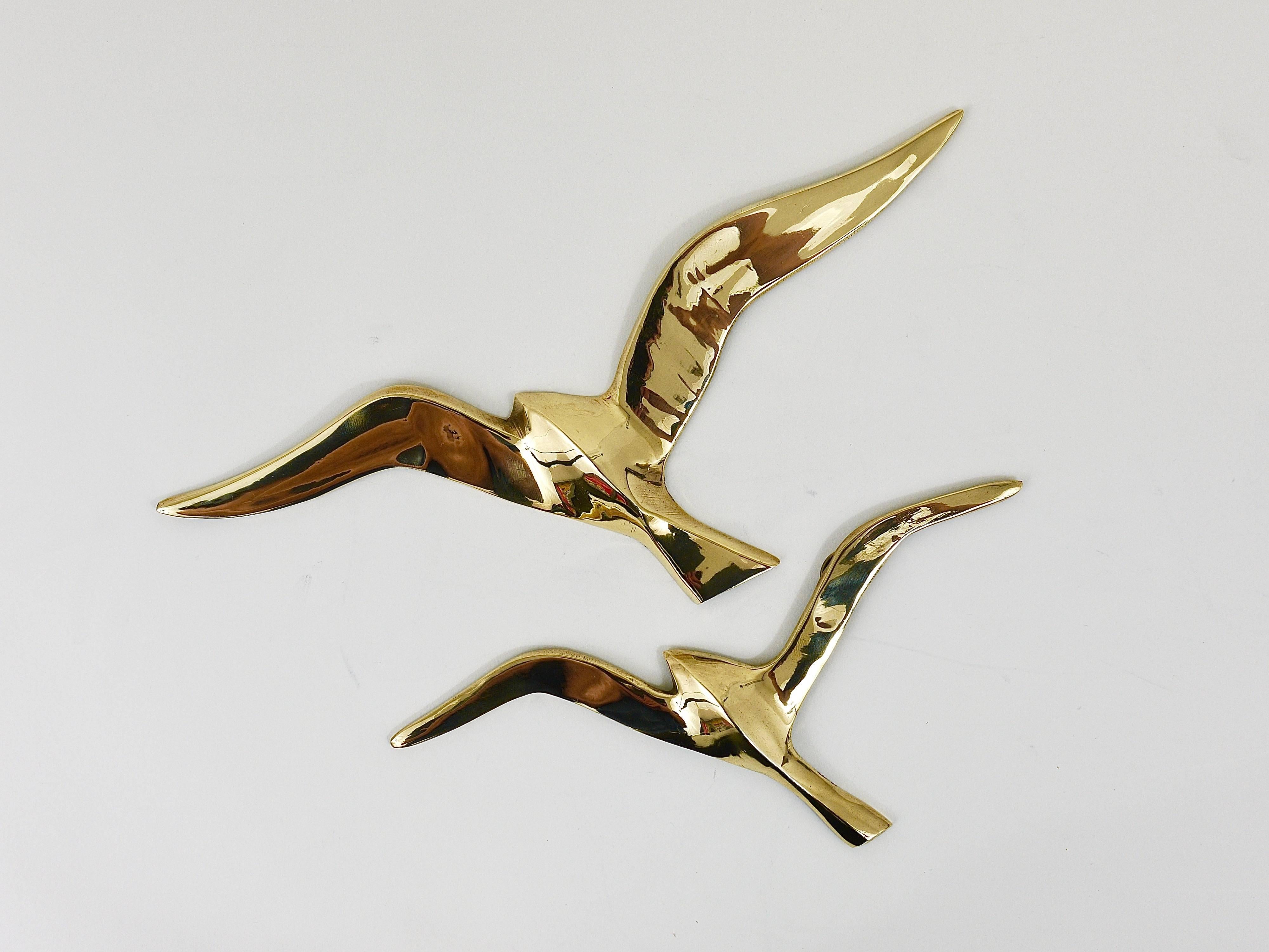 A set of six lovely wall-mounted modernist birds / gulls. Handmade of brass in the 1950s in Austria. Gently polished, in excellent condition. Width of the birds: 12 to 8.5 in.