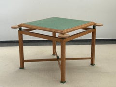 Élégante table de jeux mécanique en chêne cérusé. Français, vers 1950-1960.
