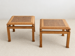 Élégante paire de tables d'appoint en chêne cérusé, France, vers 1950-1960.