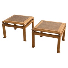 Élégante paire de tables d'appoint en chêne cérusé, France, vers 1950-1960.