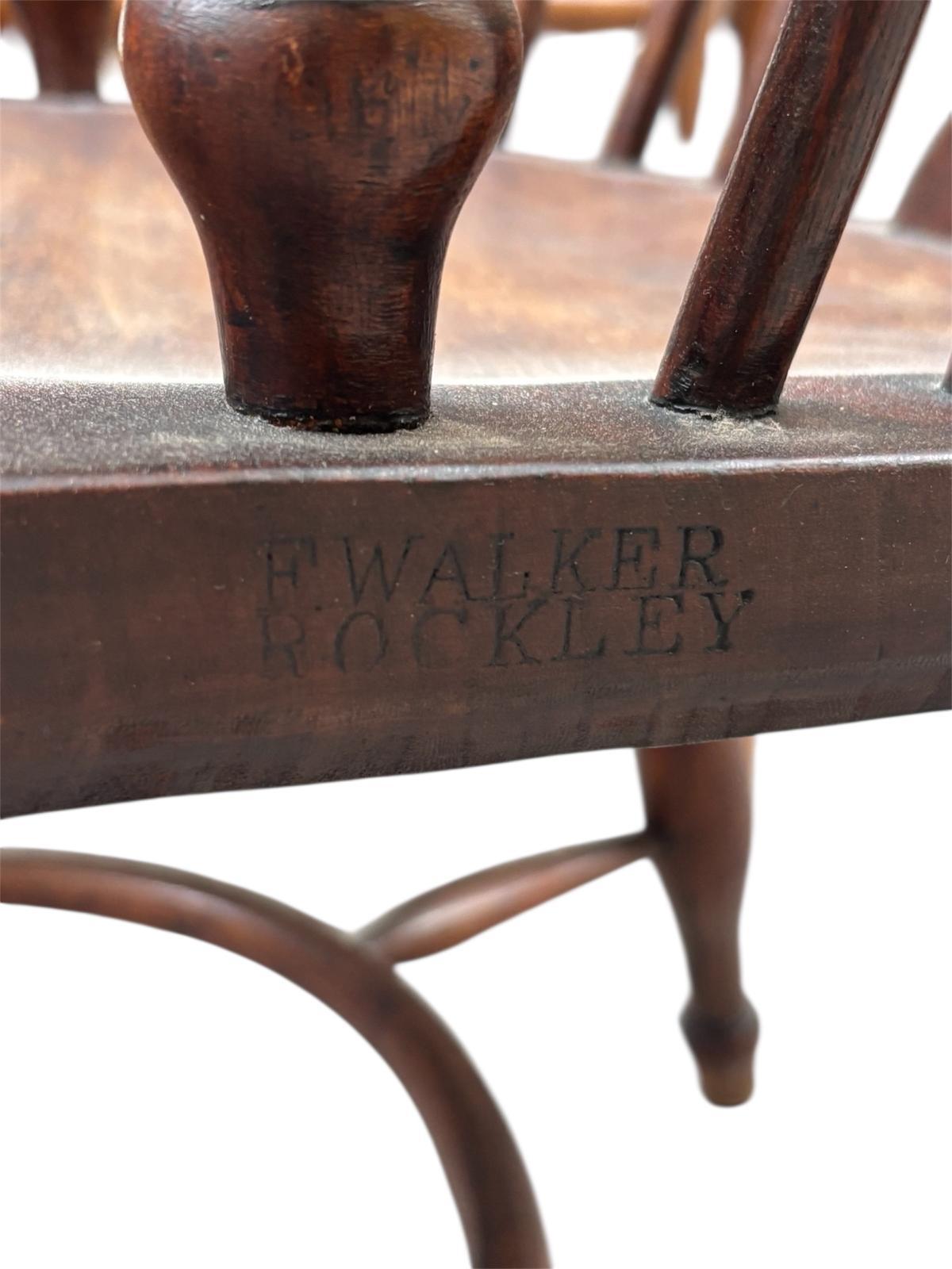 Silla inglesa Windsor Circa 1.880, dell'epoca vittoriana, realizzata in madera di roble teñida, con talla decorativa al centro del respaldo e una patina incredibile.
Prodotto dal fabbricante di mobili inglesi F. WALKER ROCKLEY.