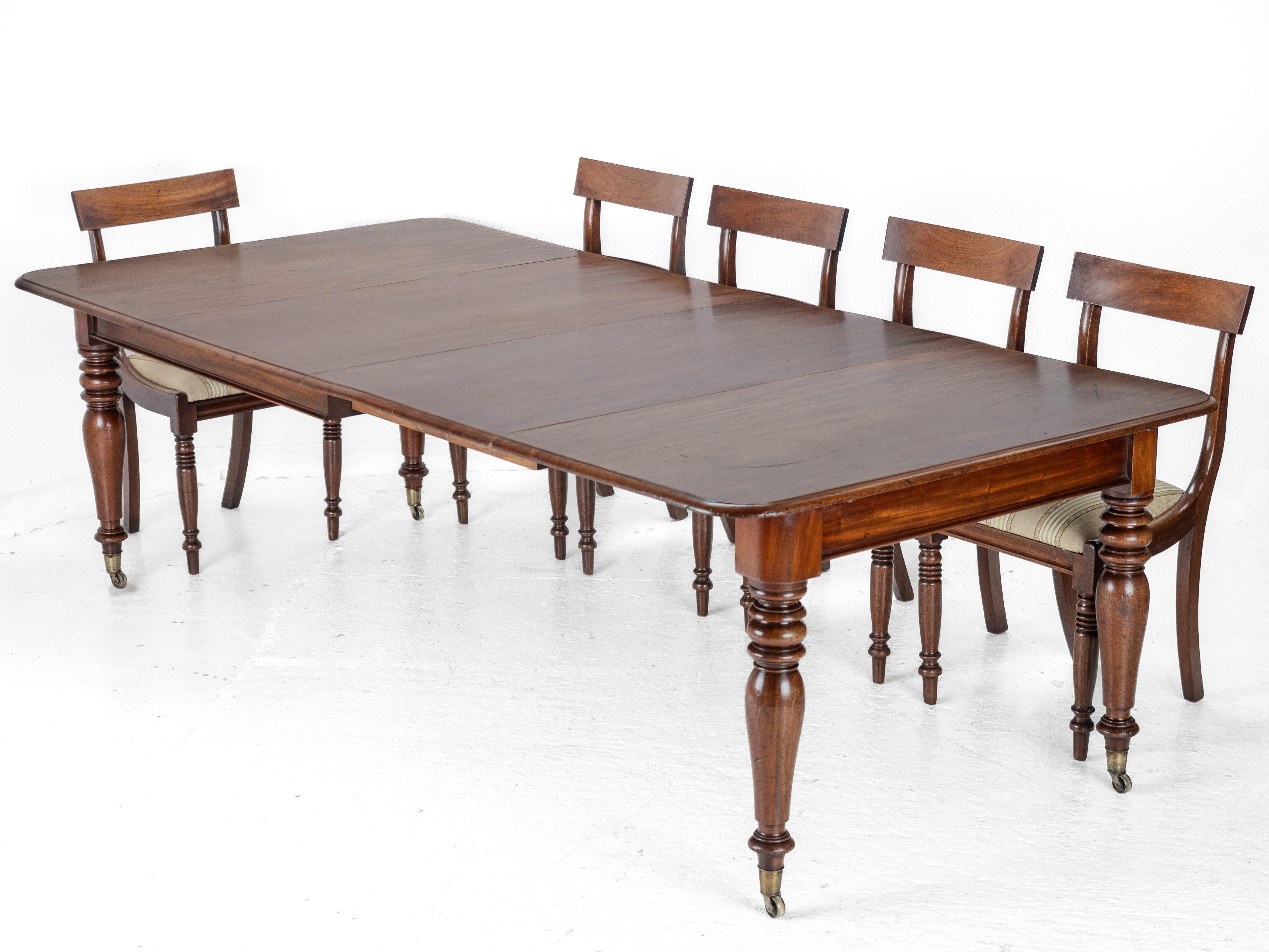 Table de salle à manger à rallonge en acajou de la fin de l'époque géorgienne, deuxième quart du XIXe siècle, de la période George IV. Cette grande table de salle à manger extensible est dotée d'un plateau en acajou massif avec des coins arrondis et