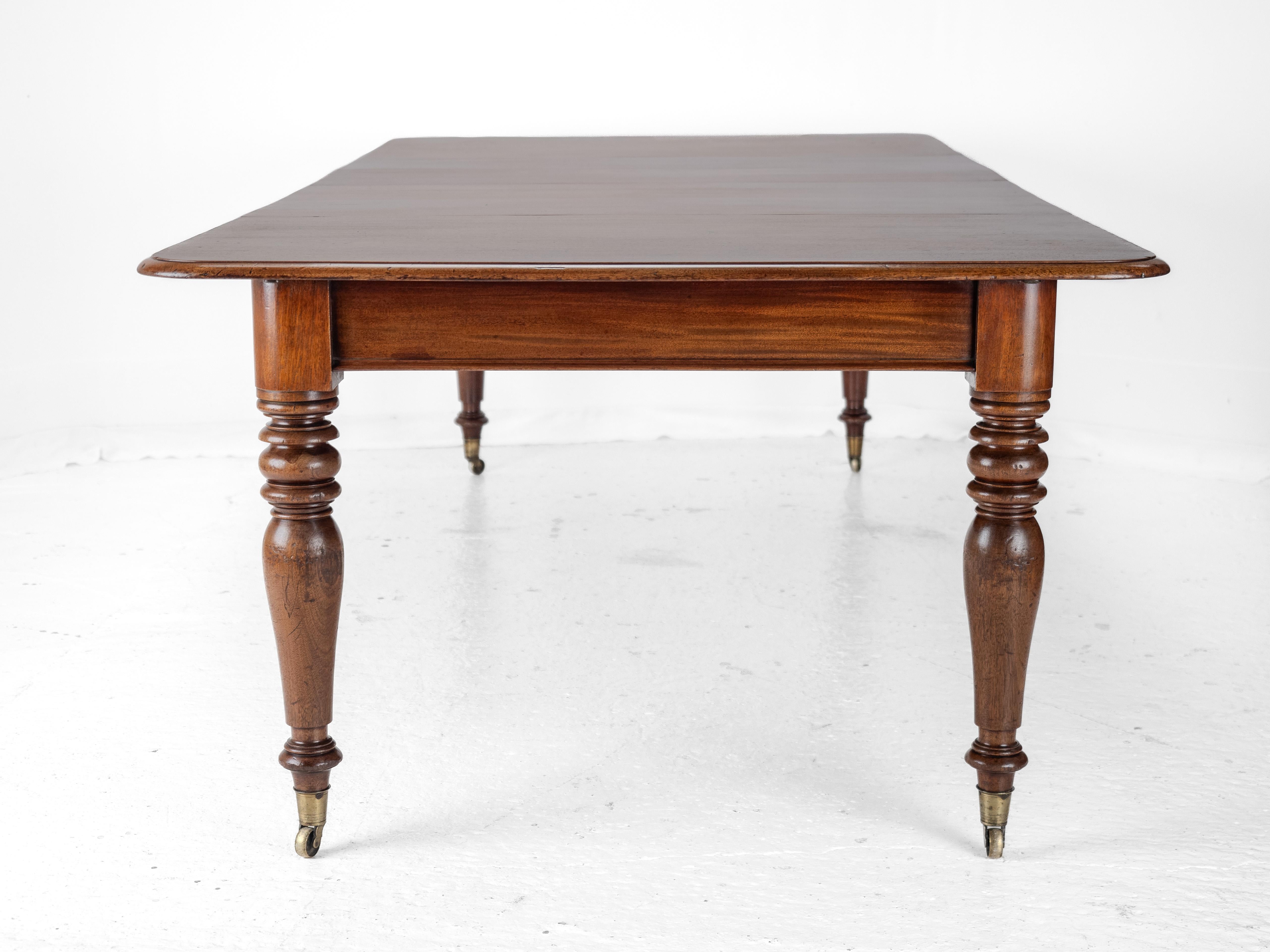 Laiton Table de salle à manger à rallonge en acajou du début du 19e siècle c1830 (Géorgien) en vente