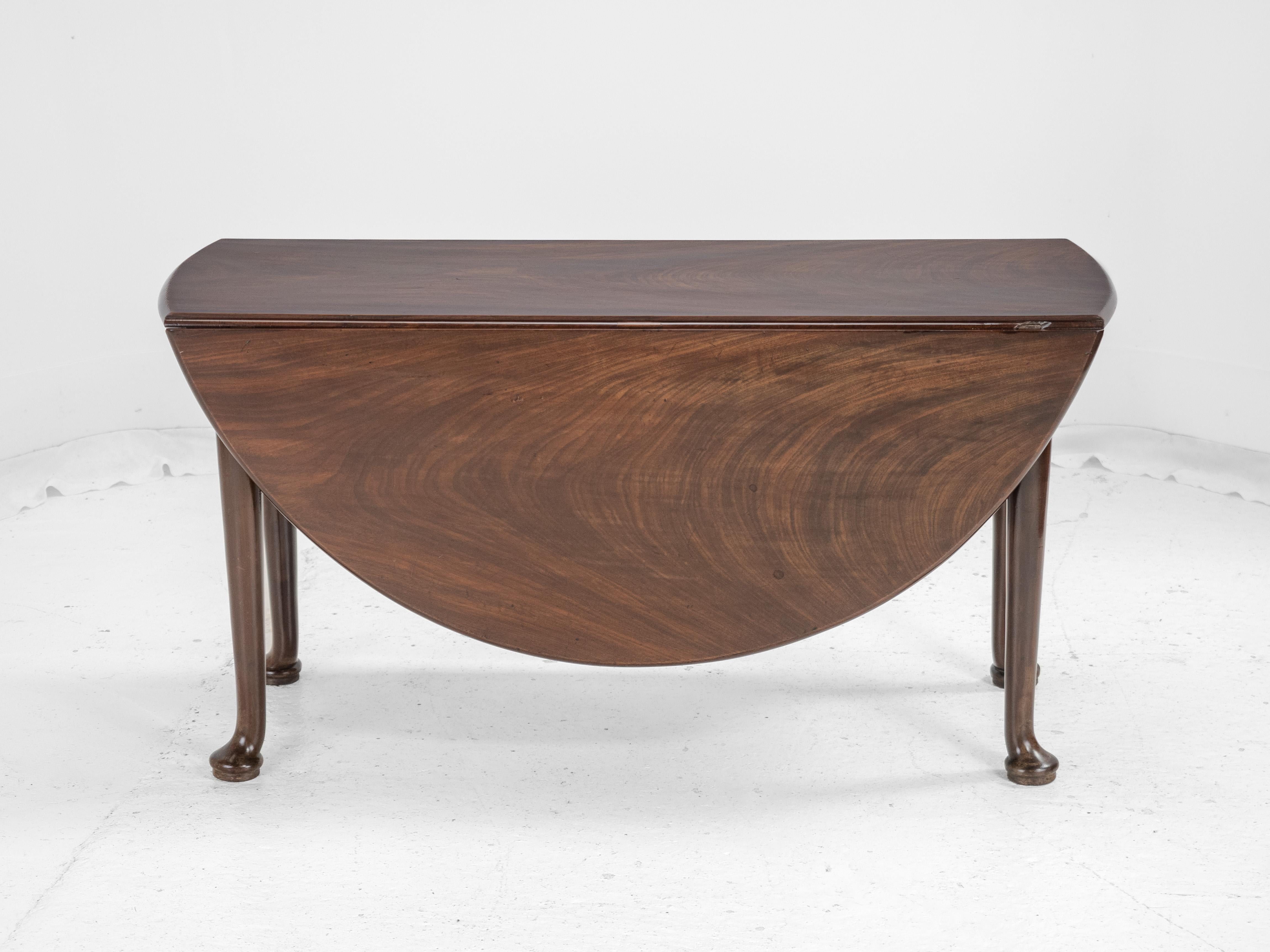 Mid-18th Century George II Cuban Mahogany Gate-Leg Drop-Leaf Oval Dining Table with Pad Feet For Sale