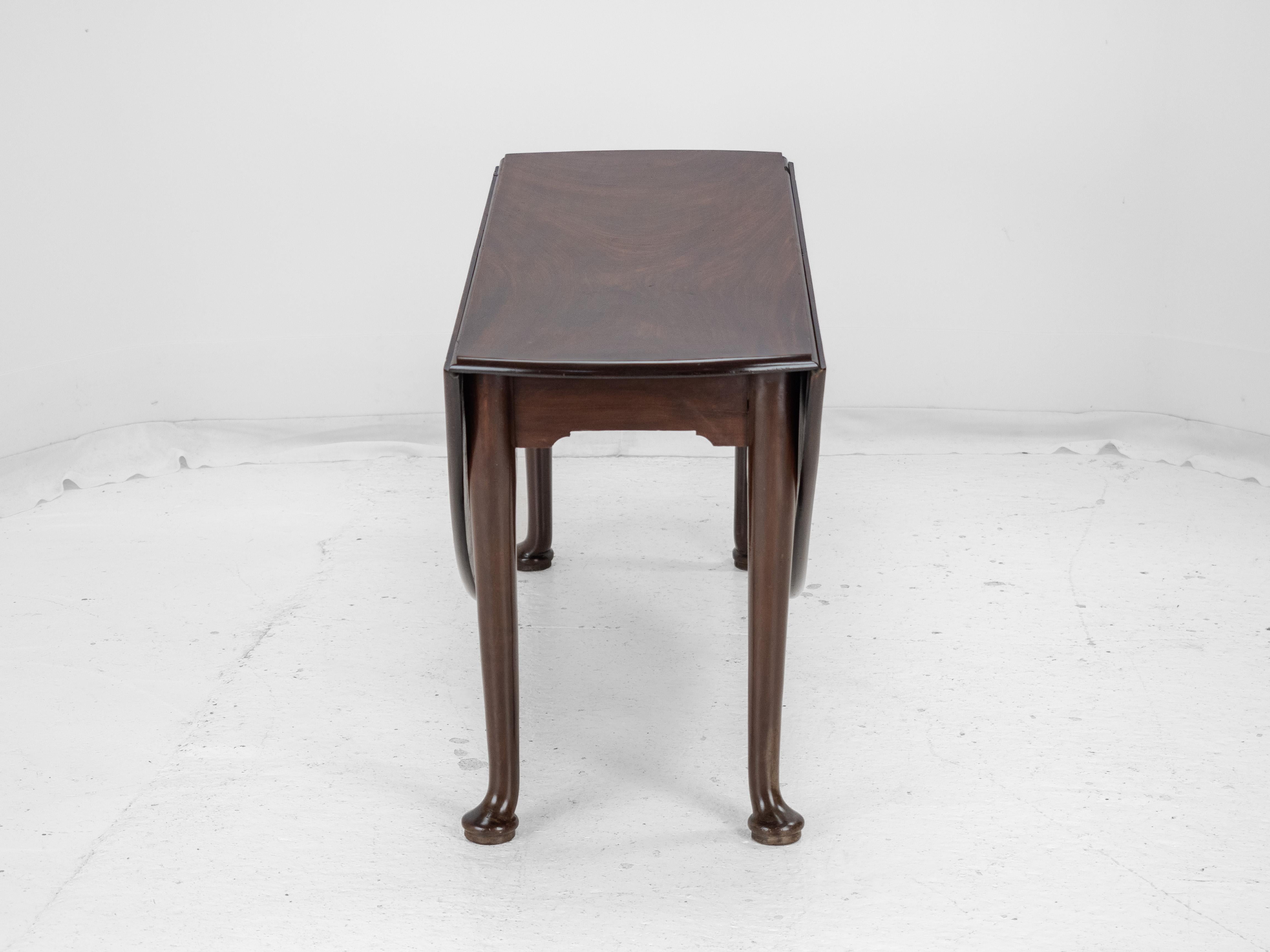 George II Cuban Mahogany Gate-Leg Drop-Leaf Oval Dining Table with Pad Feet For Sale 3