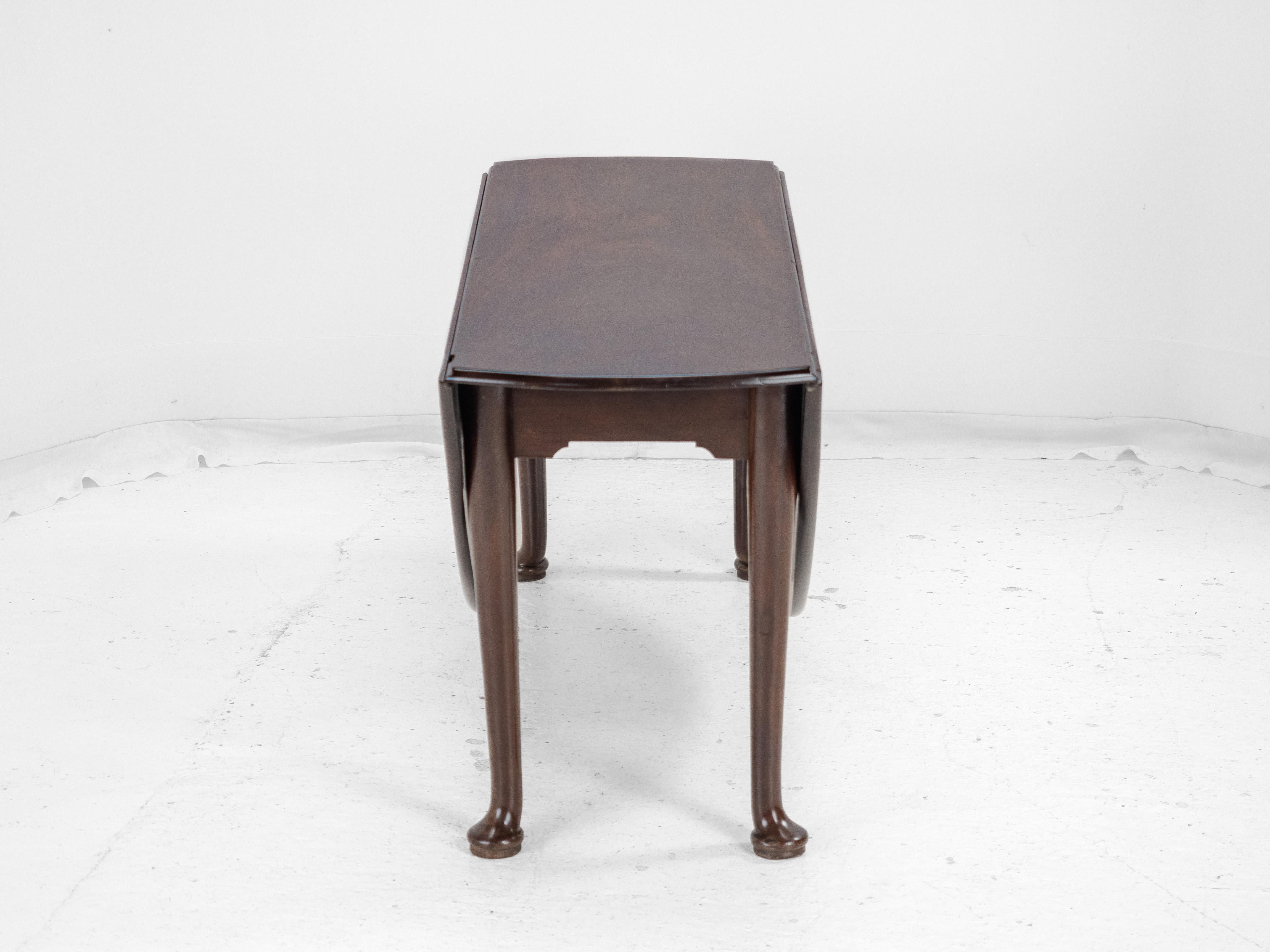 George II Cuban Mahogany Gate-Leg Drop-Leaf Oval Dining Table with Pad Feet For Sale 1