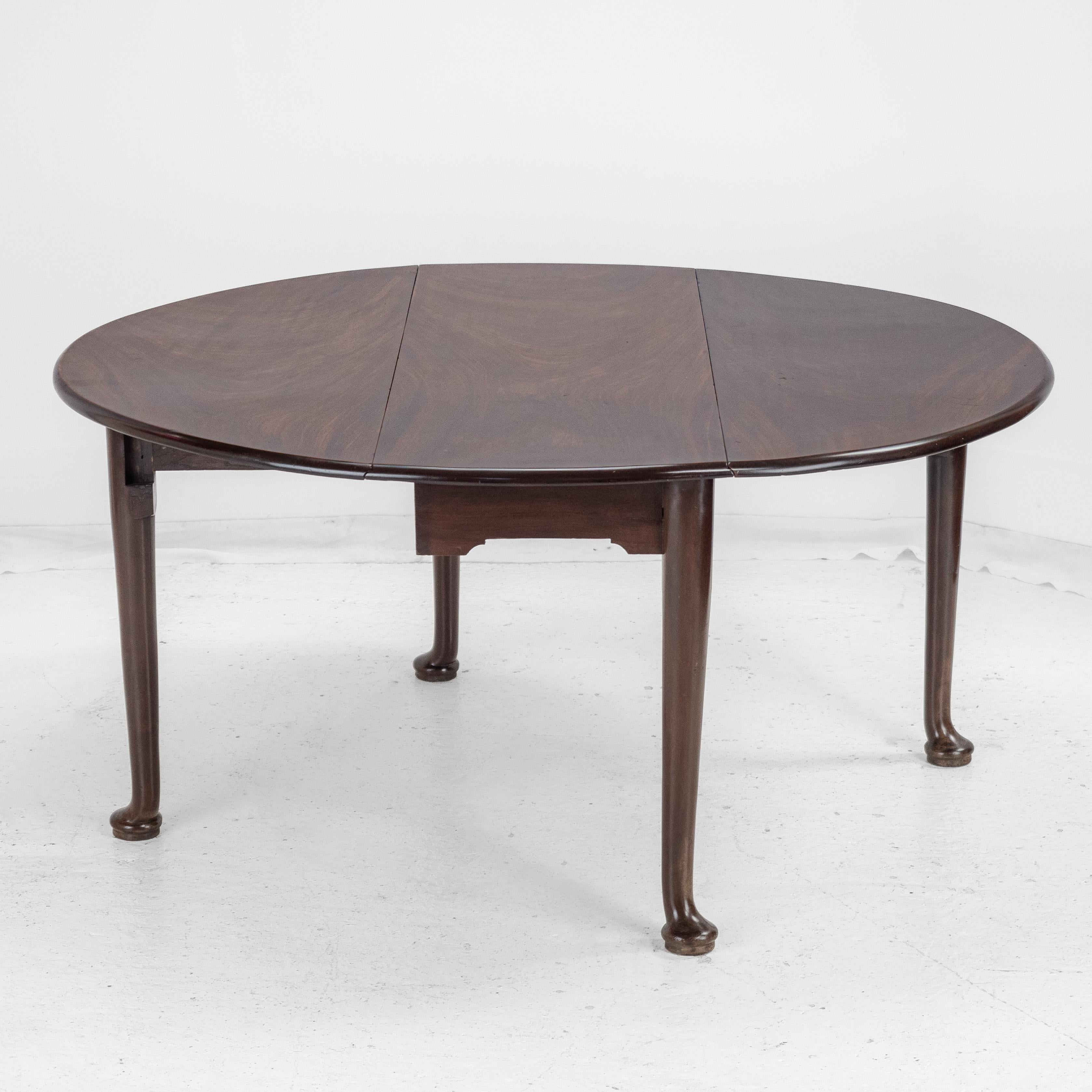 George II Cuban Mahogany Gate-Leg Drop-Leaf Oval Dining Table with Pad Feet In Good Condition For Sale In Leeds, GB