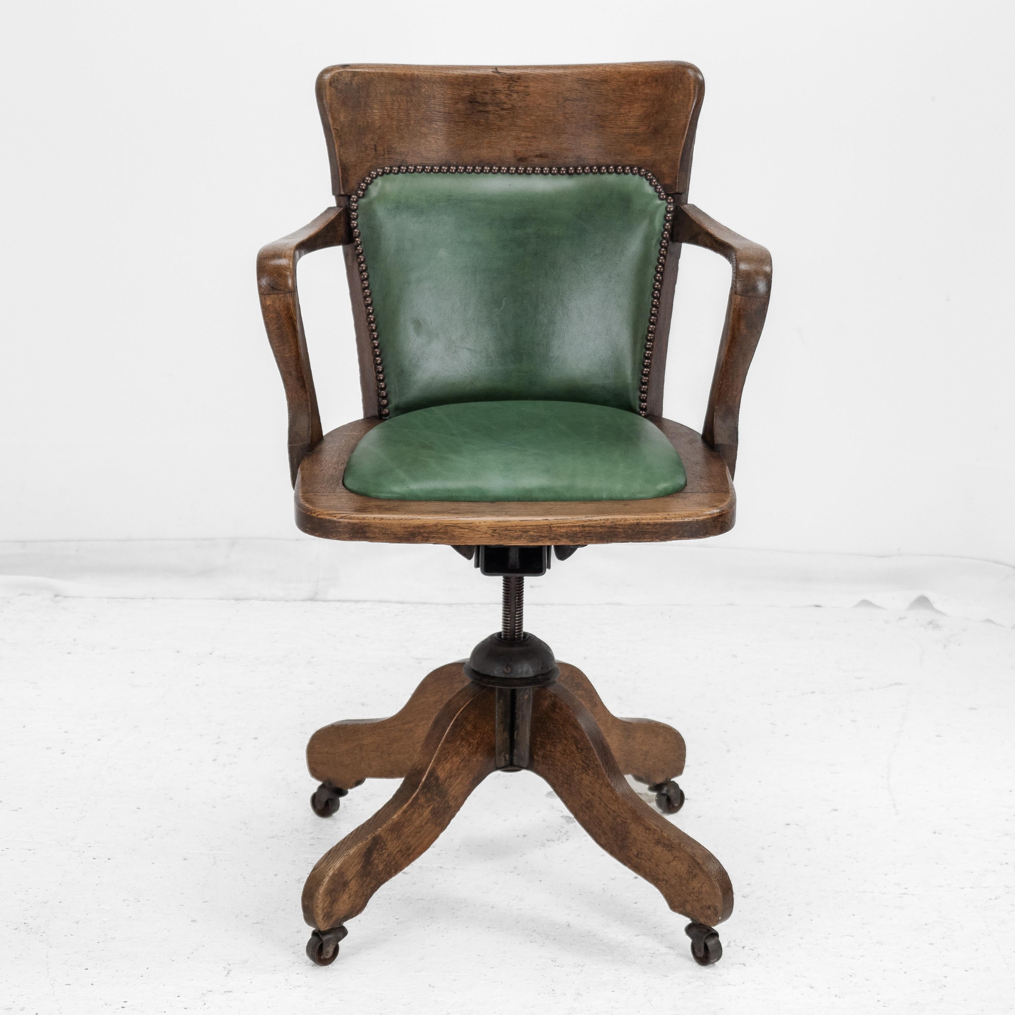 1920er Jahre Eiche und Leder Verstellbarer, kippbarer Schreibtischsessel (Antiker Stuhl) (Art déco) im Angebot
