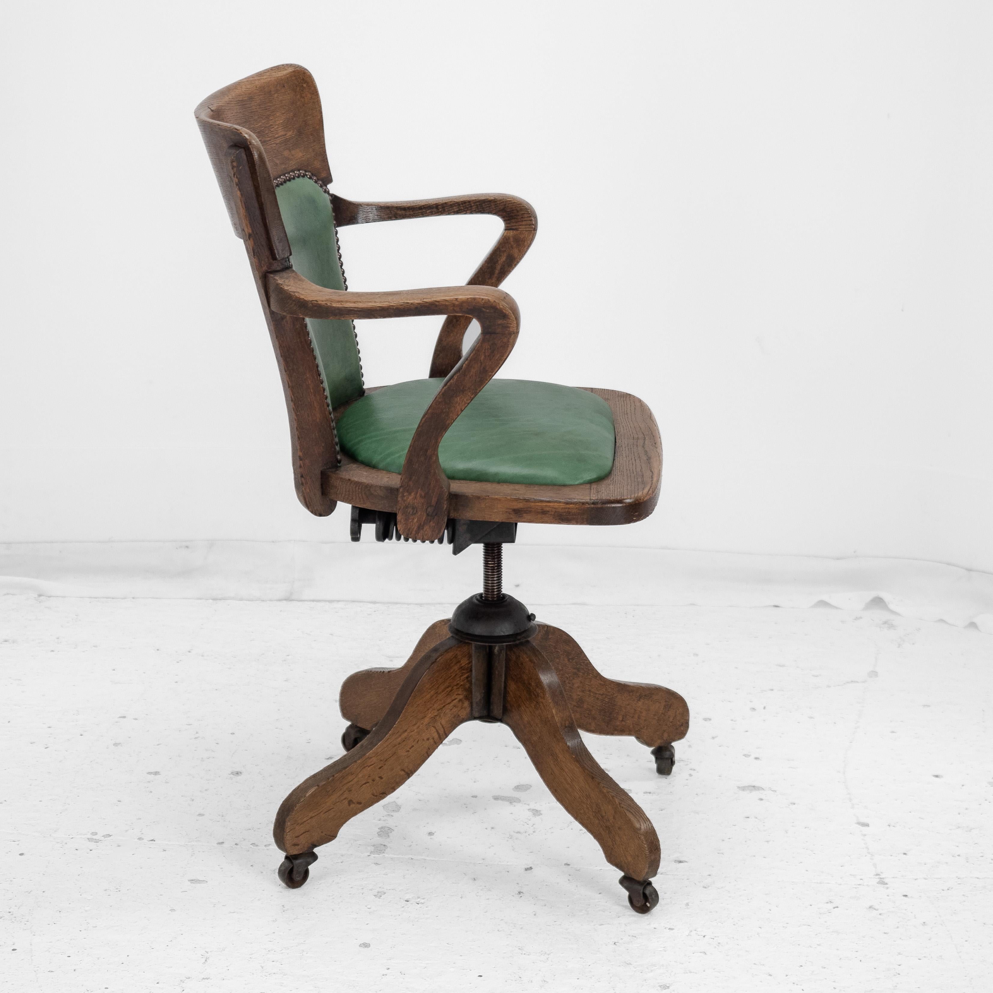 1920er Jahre Eiche und Leder Verstellbarer, kippbarer Schreibtischsessel (Antiker Stuhl) im Angebot 1