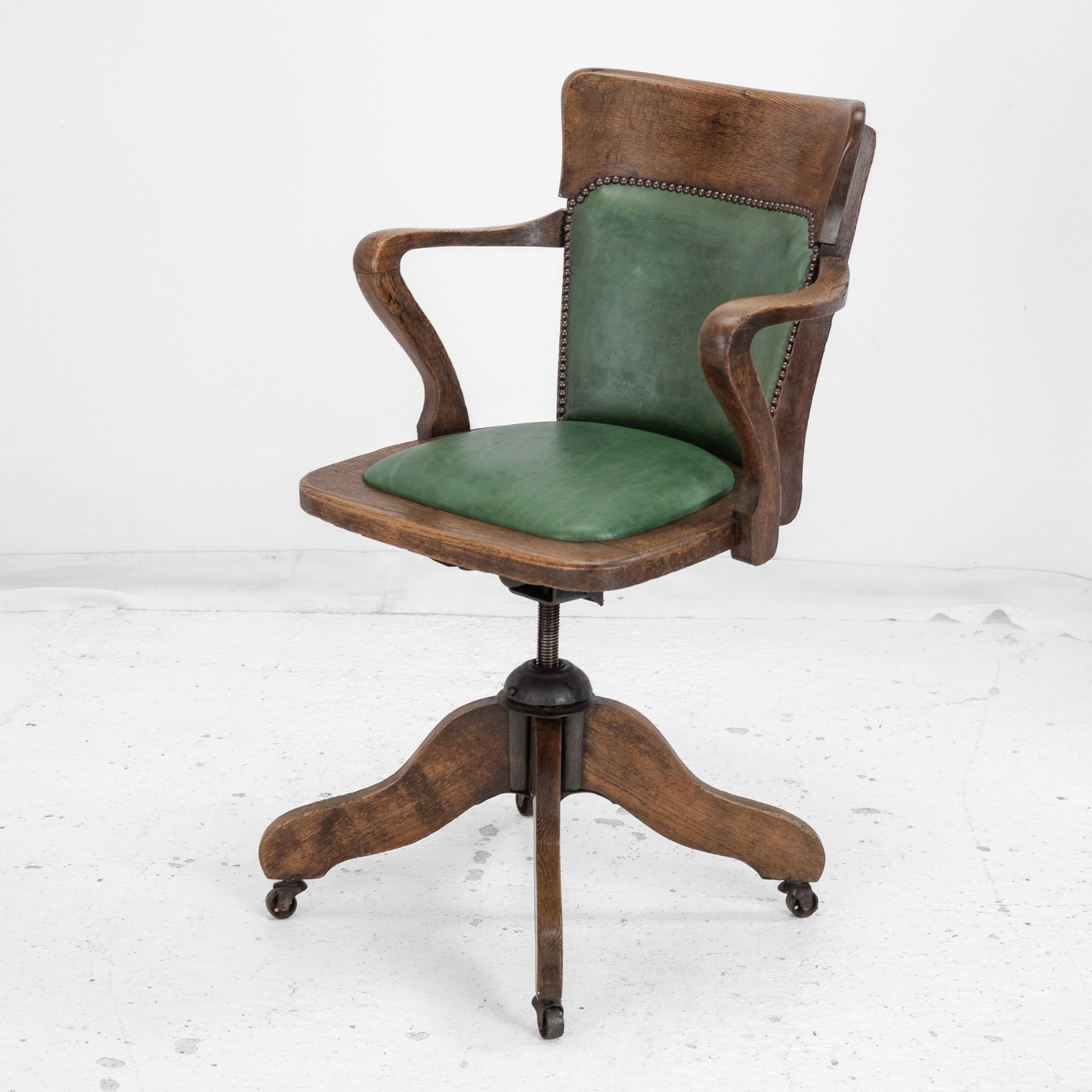 1920er Jahre Eiche und Leder Verstellbarer, kippbarer Schreibtischsessel (Antiker Stuhl) im Zustand „Gut“ im Angebot in Leeds, GB