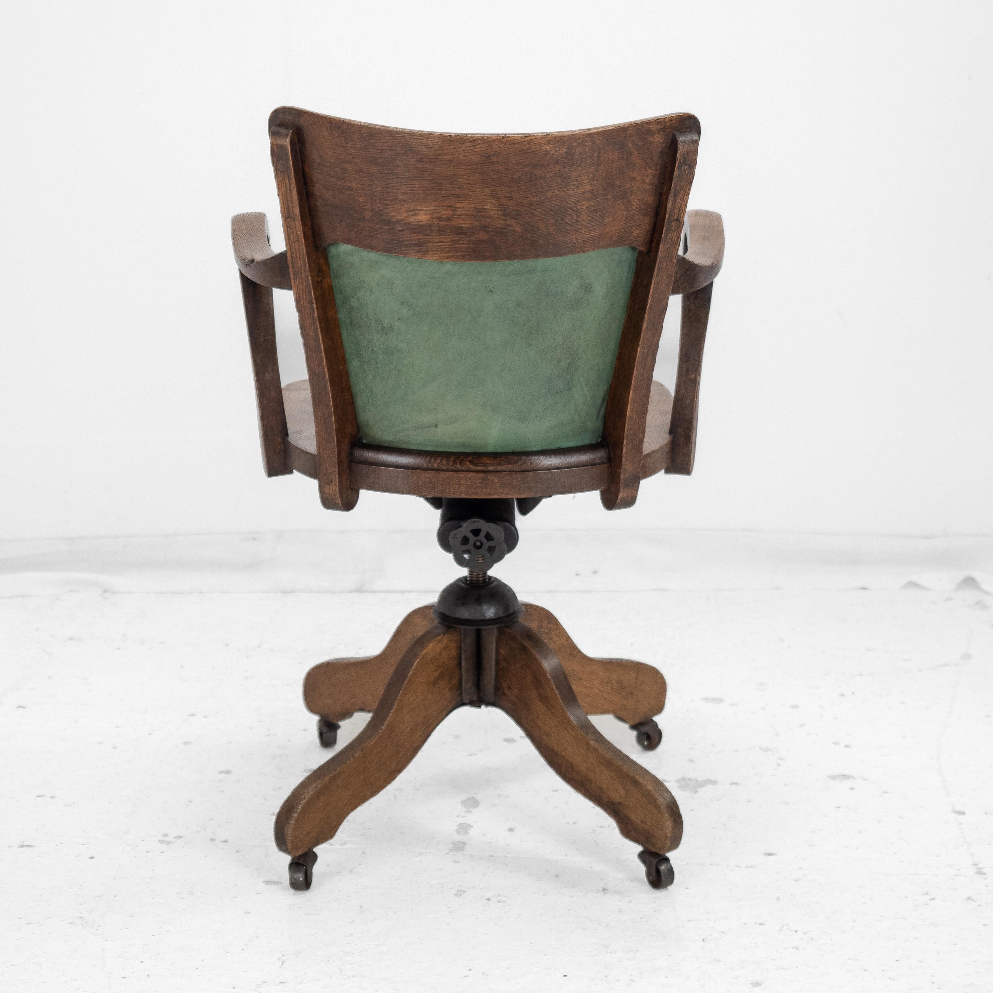 1920er Jahre Eiche und Leder Verstellbarer, kippbarer Schreibtischsessel (Antiker Stuhl) im Angebot 2