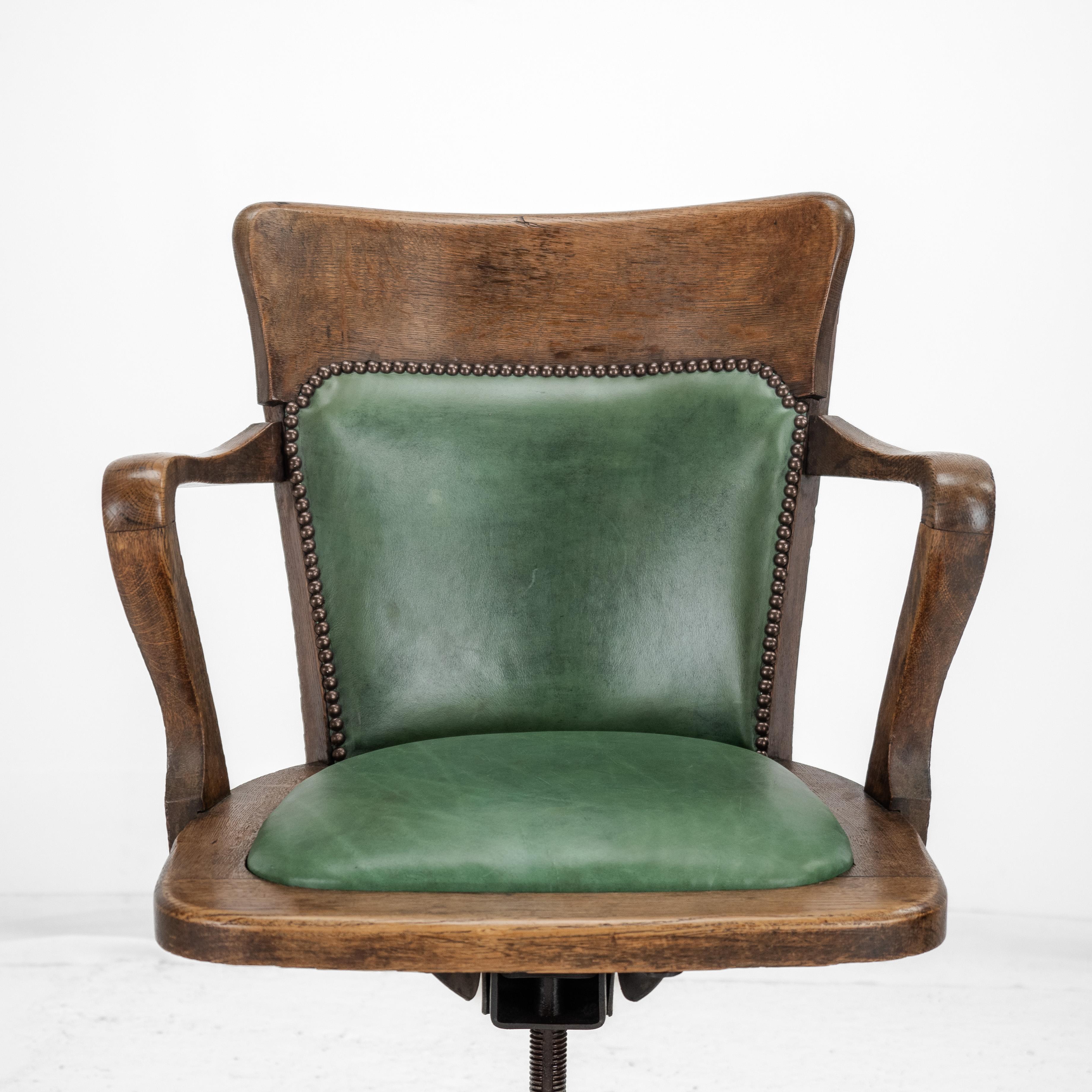 1920er Jahre Eiche und Leder Verstellbarer, kippbarer Schreibtischsessel (Antiker Stuhl) im Angebot 5