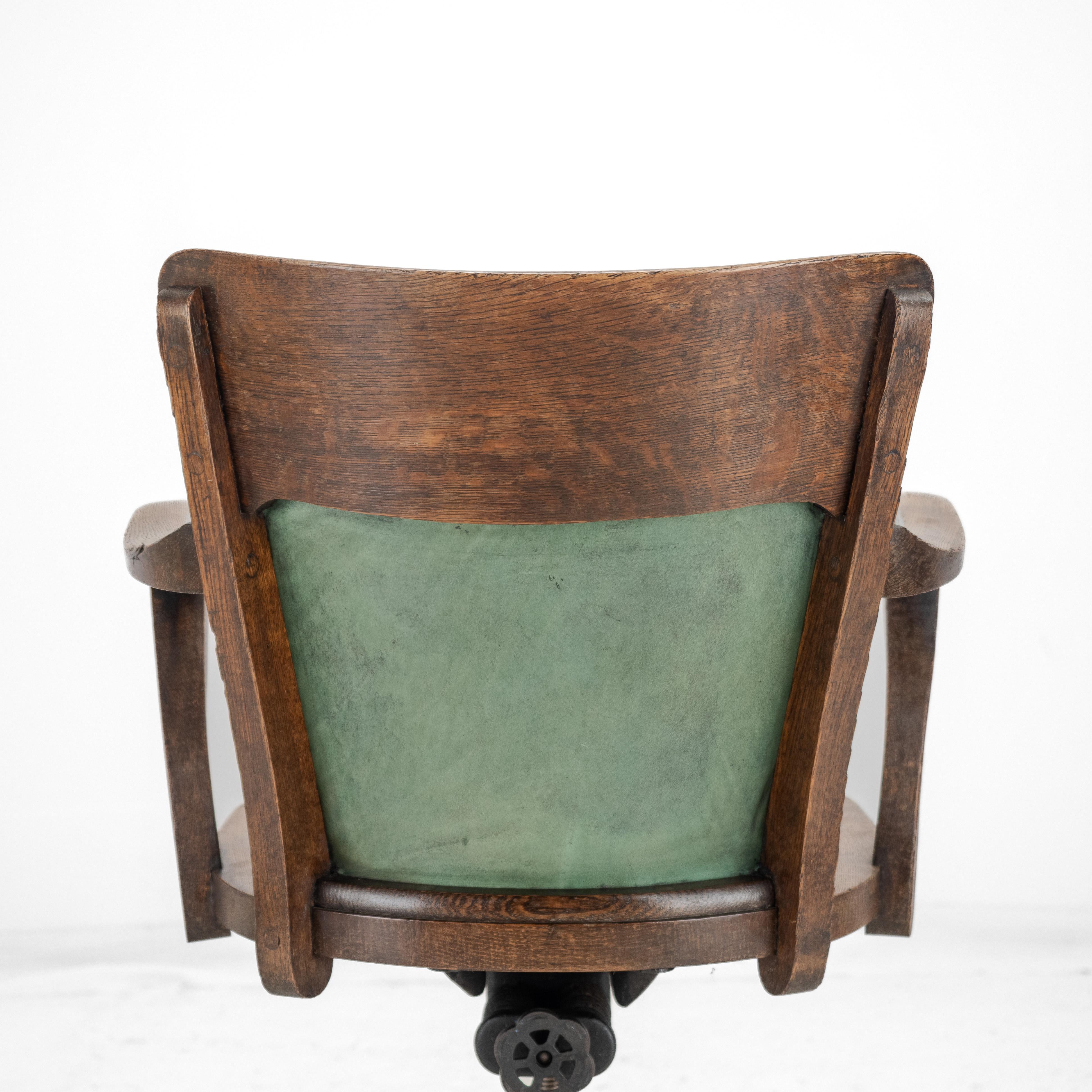 1920er Jahre Eiche und Leder Verstellbarer, kippbarer Schreibtischsessel (Antiker Stuhl) im Angebot 7