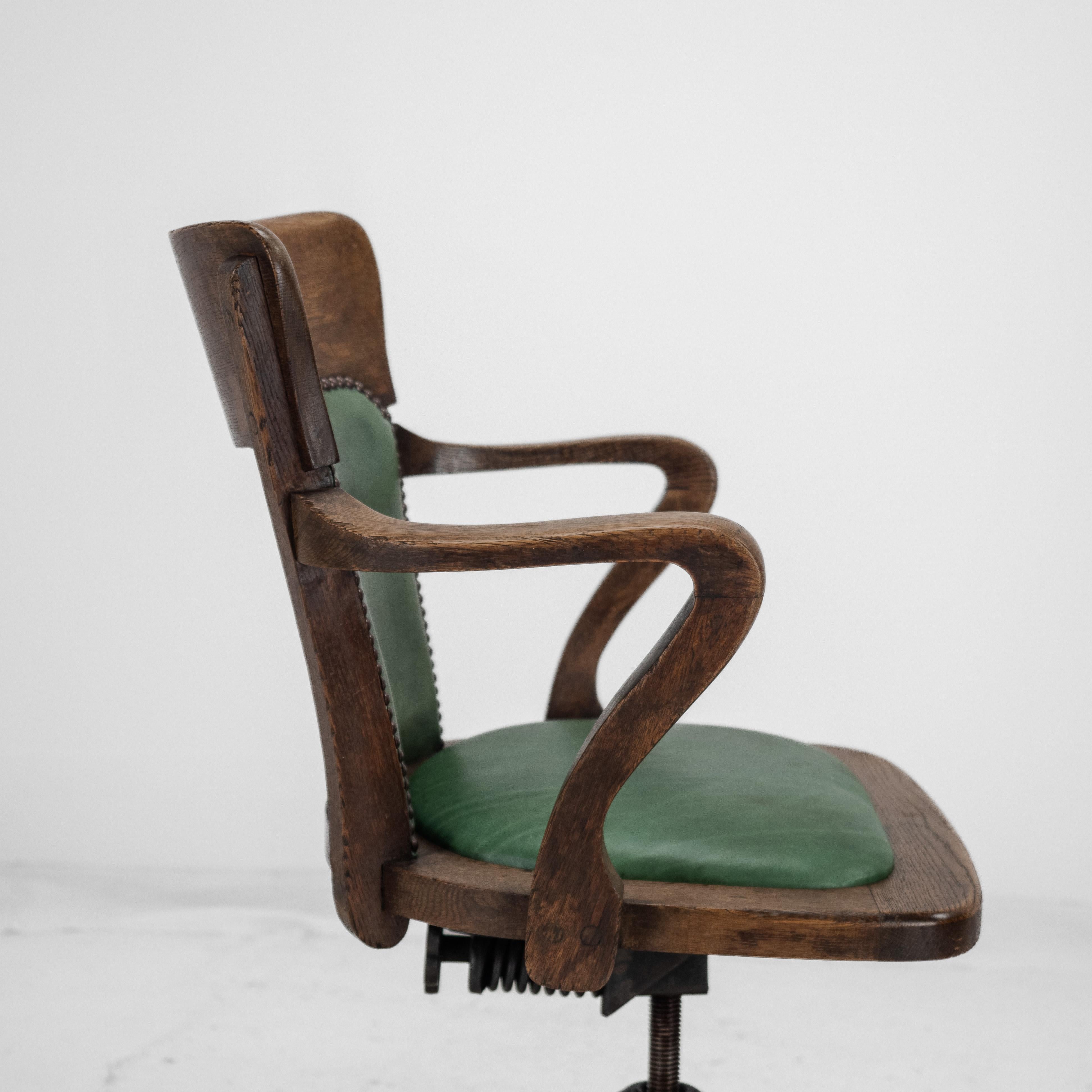 1920er Jahre Eiche und Leder Verstellbarer, kippbarer Schreibtischsessel (Antiker Stuhl) im Angebot 6