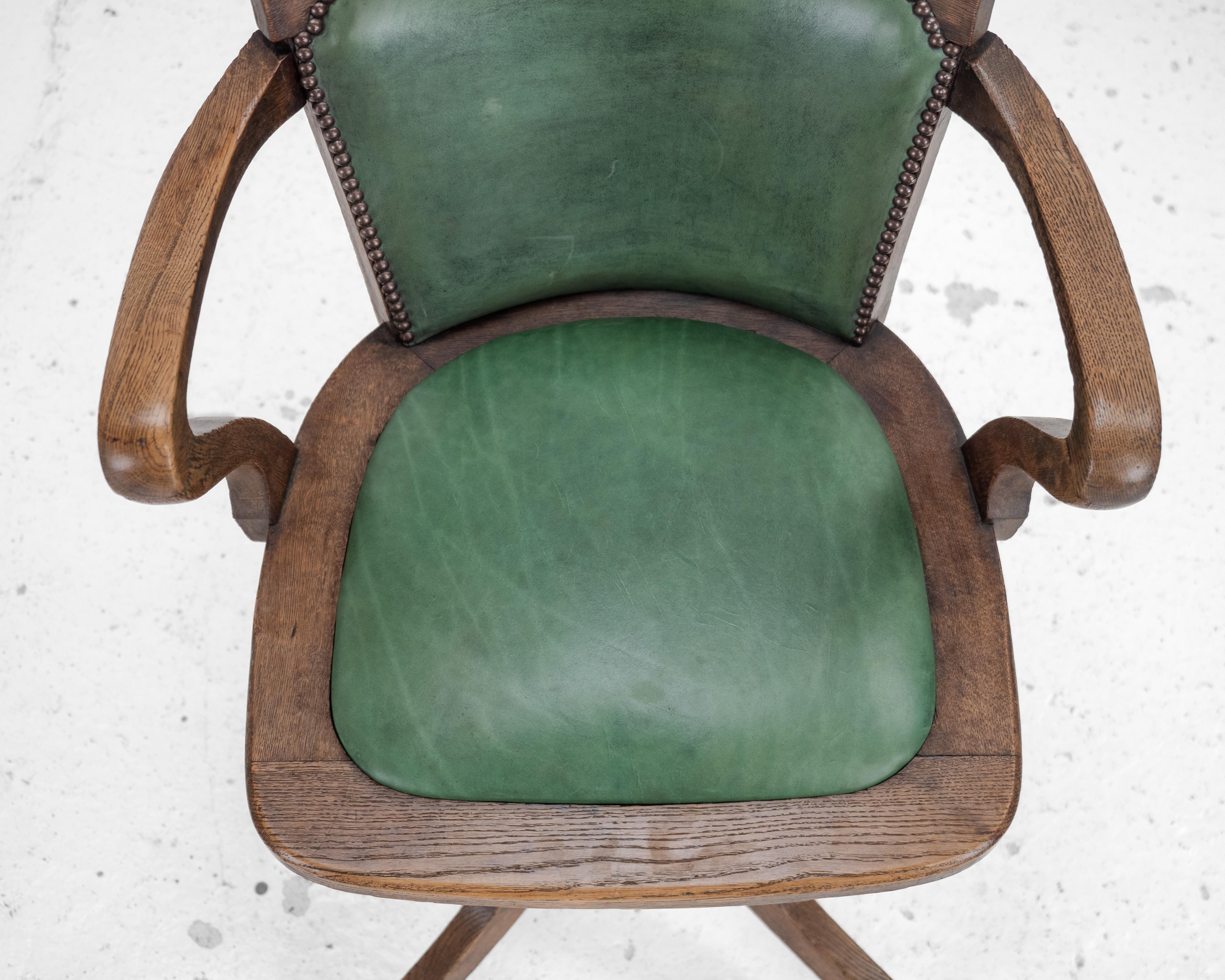 1920er Jahre Eiche und Leder Verstellbarer, kippbarer Schreibtischsessel (Antiker Stuhl) im Angebot 4