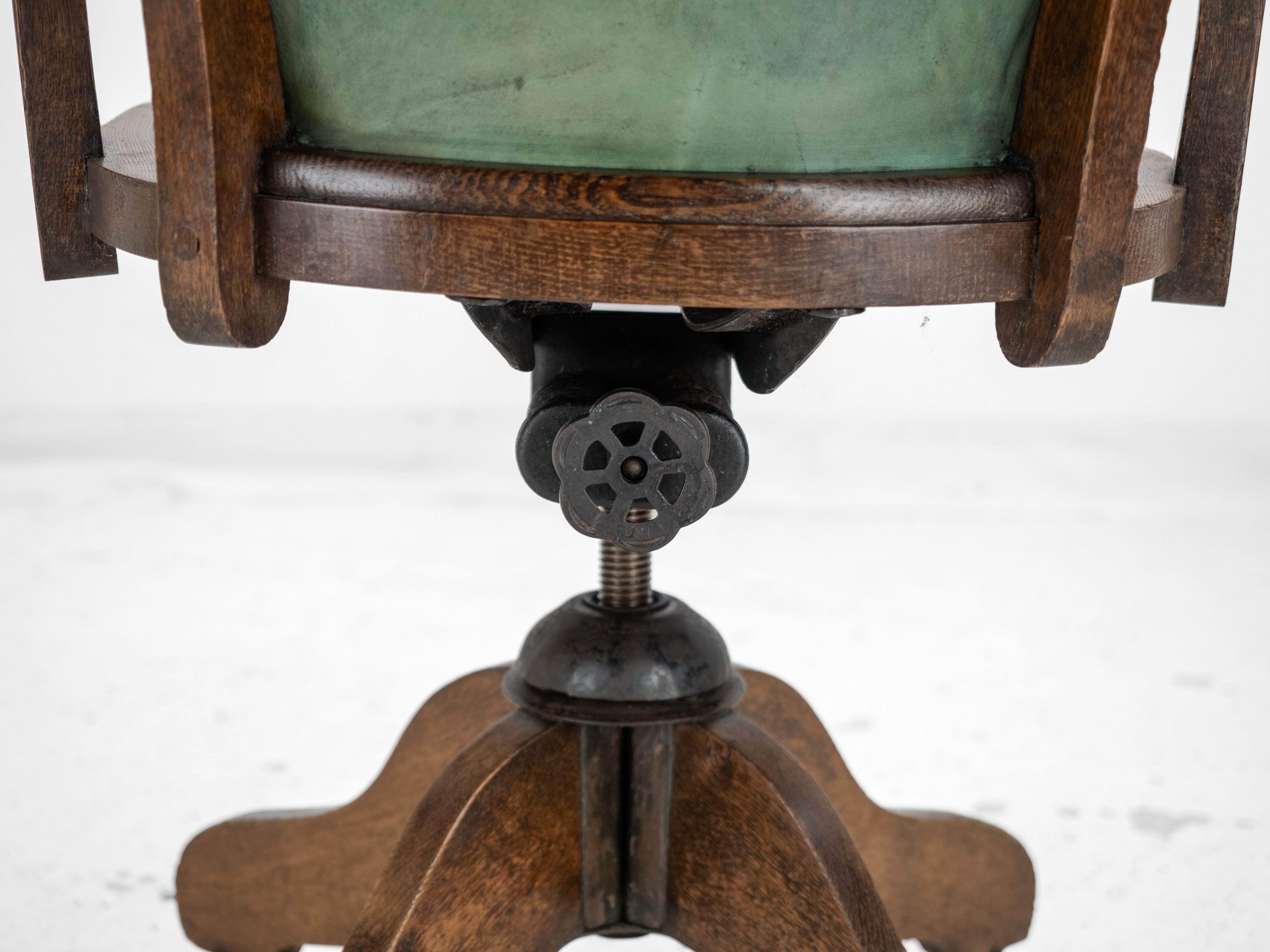 1920er Jahre Eiche und Leder Verstellbarer, kippbarer Schreibtischsessel (Antiker Stuhl) im Angebot 11