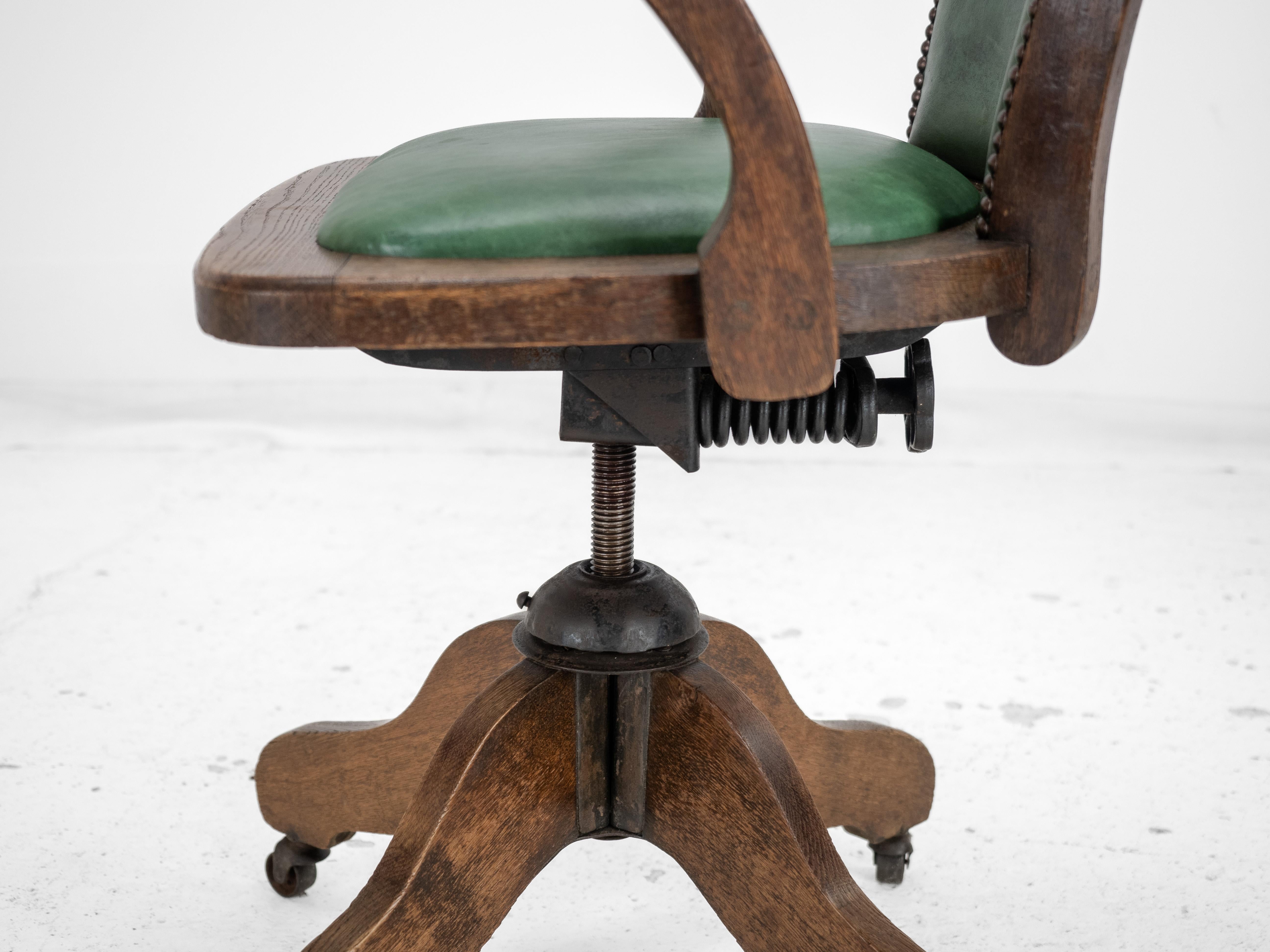 1920er Jahre Eiche und Leder Verstellbarer, kippbarer Schreibtischsessel (Antiker Stuhl) im Angebot 9