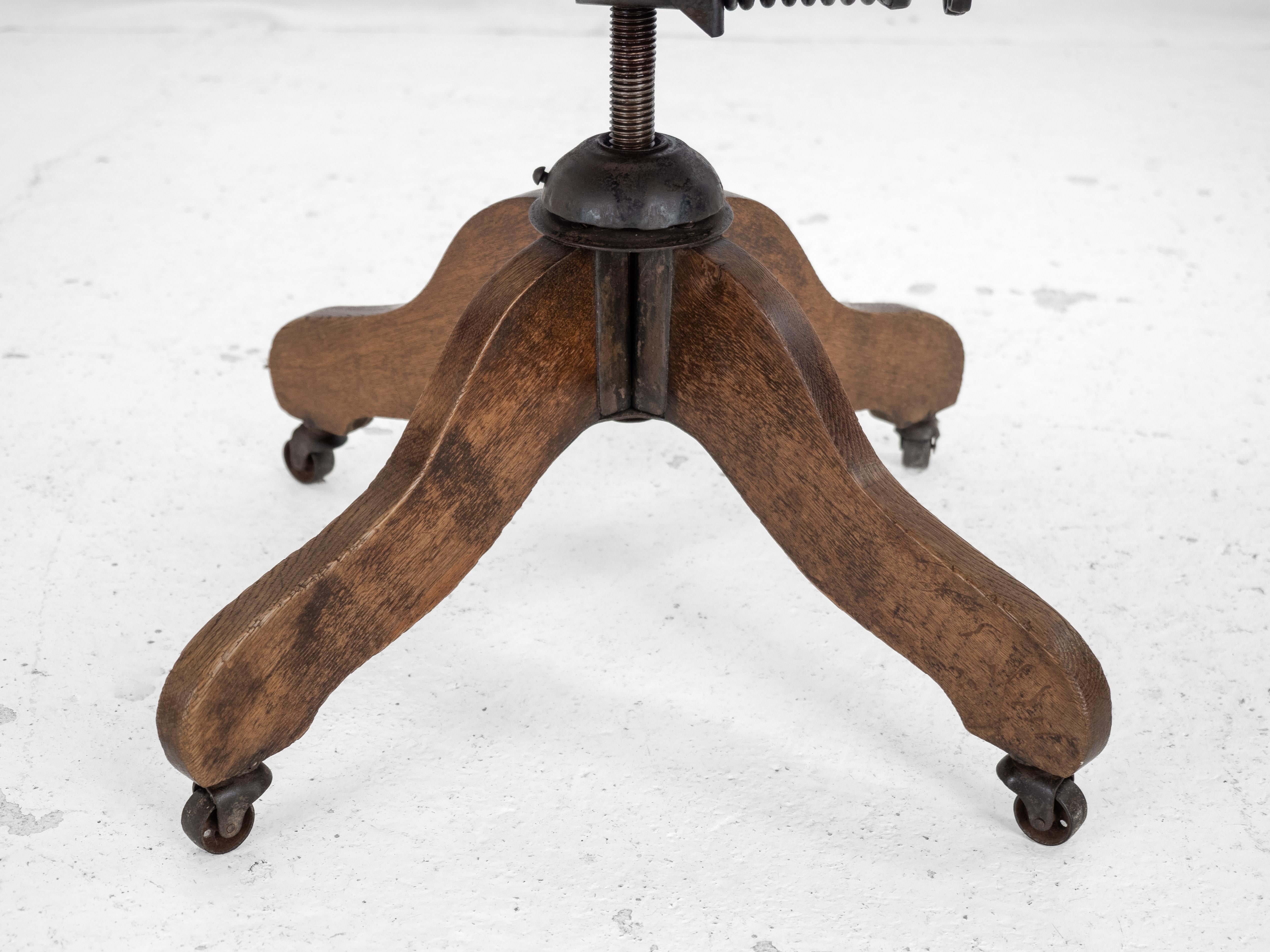 1920er Jahre Eiche und Leder Verstellbarer, kippbarer Schreibtischsessel (Antiker Stuhl) im Angebot 10
