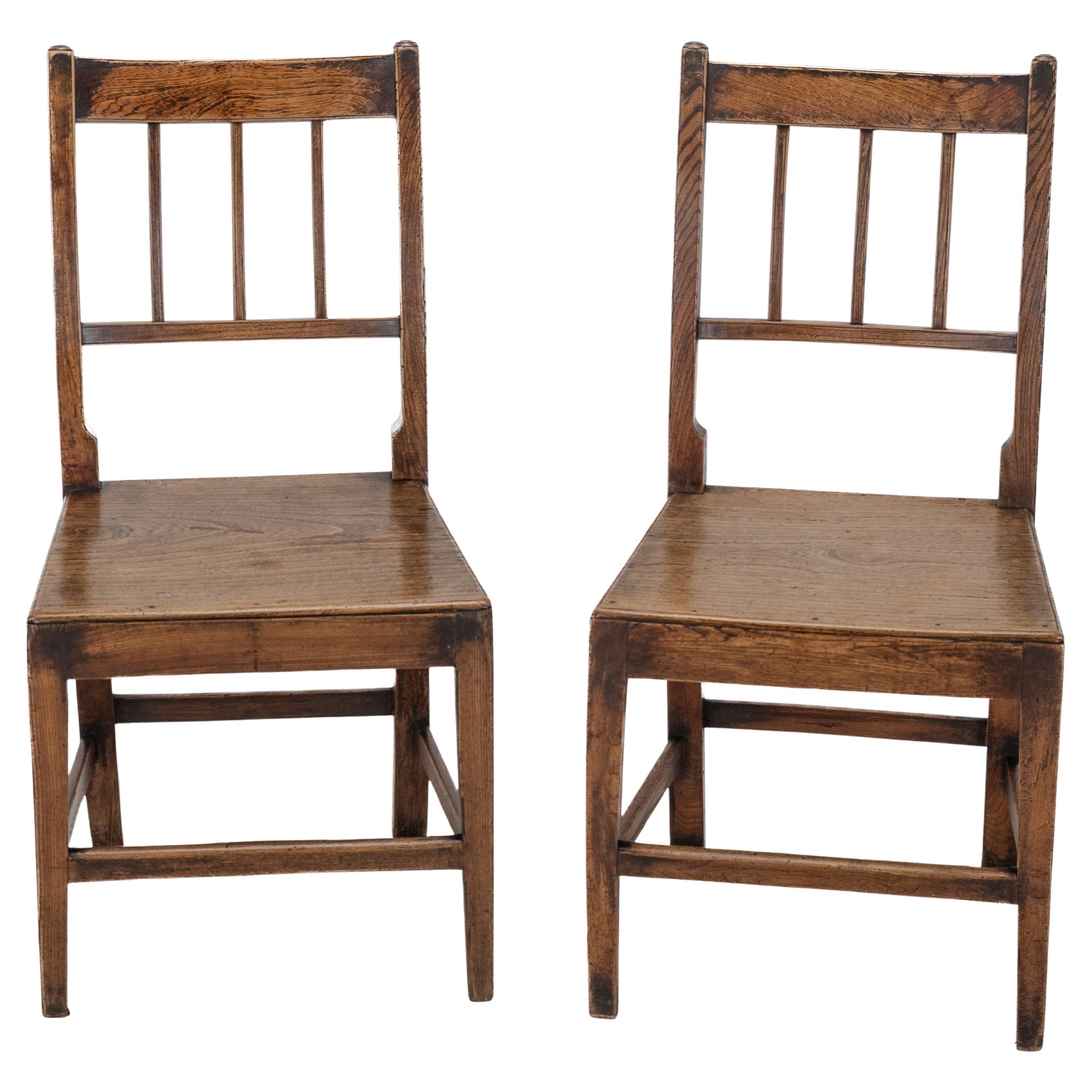 Paire de chaises de campagne en orme de style géorgien de la fin du XVIIIe siècle ( A Hall Dining Side) en vente