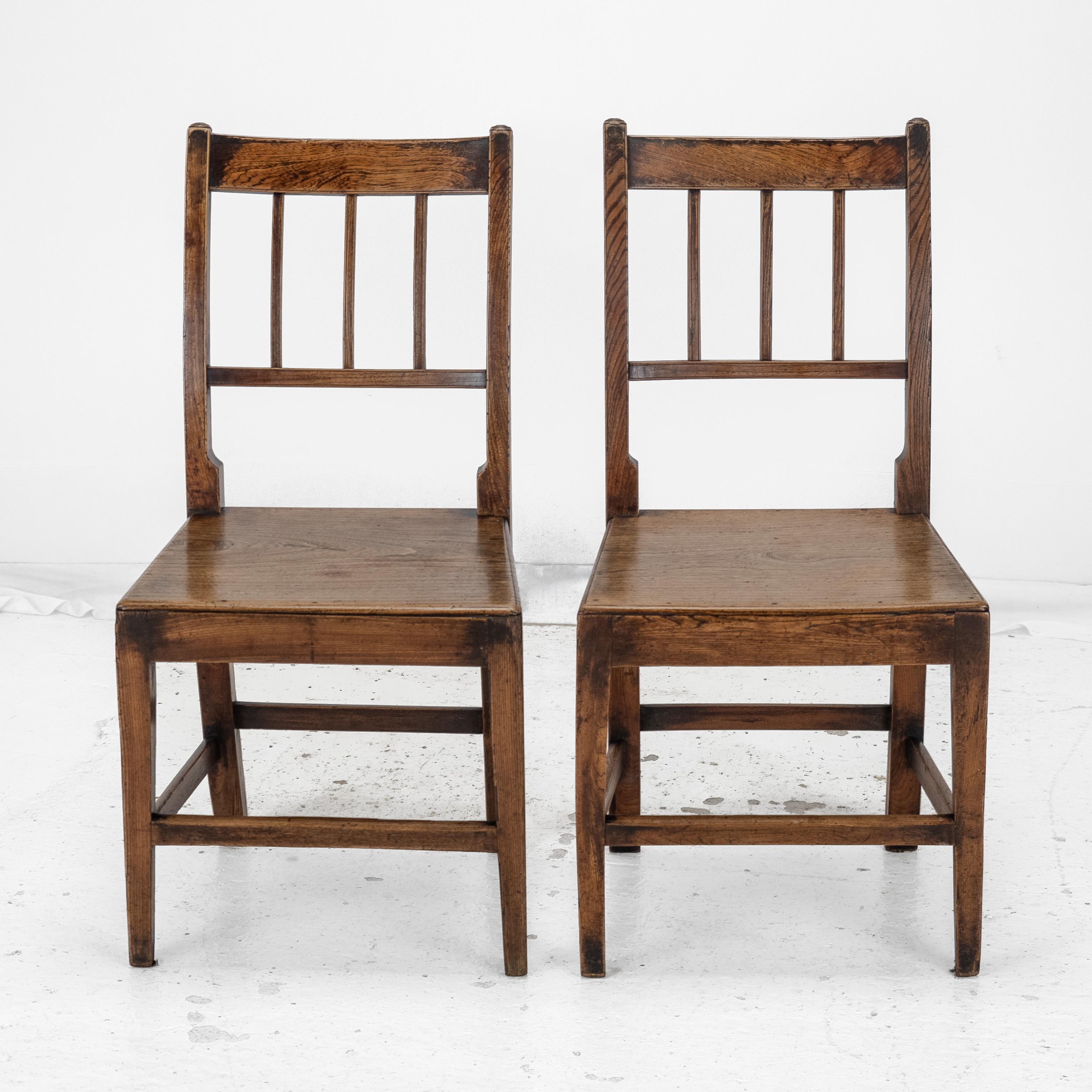 Paire de chaises de campagne en orme d'époque géorgienne, datant de la fin du XVIIIe siècle. Cadres en orme massif et sièges en planches bien figurées.

Chaises de qualité totalement originales, sans dommages ni réparations. Très bien présenté et