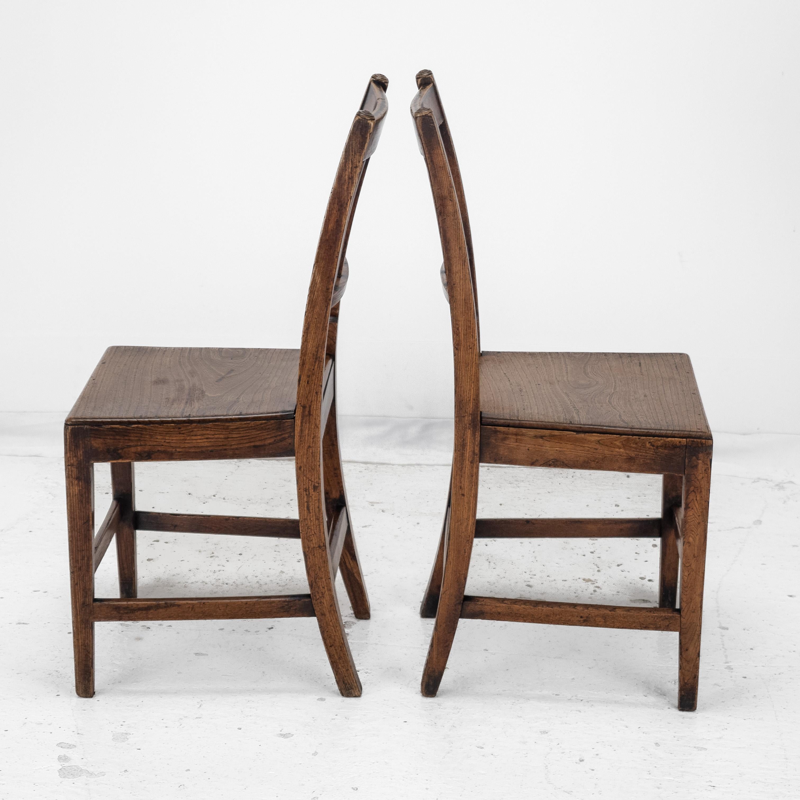 Paire de chaises de campagne en orme de style géorgien de la fin du XVIIIe siècle ( A Hall Dining Side) Bon état - En vente à Leeds, GB