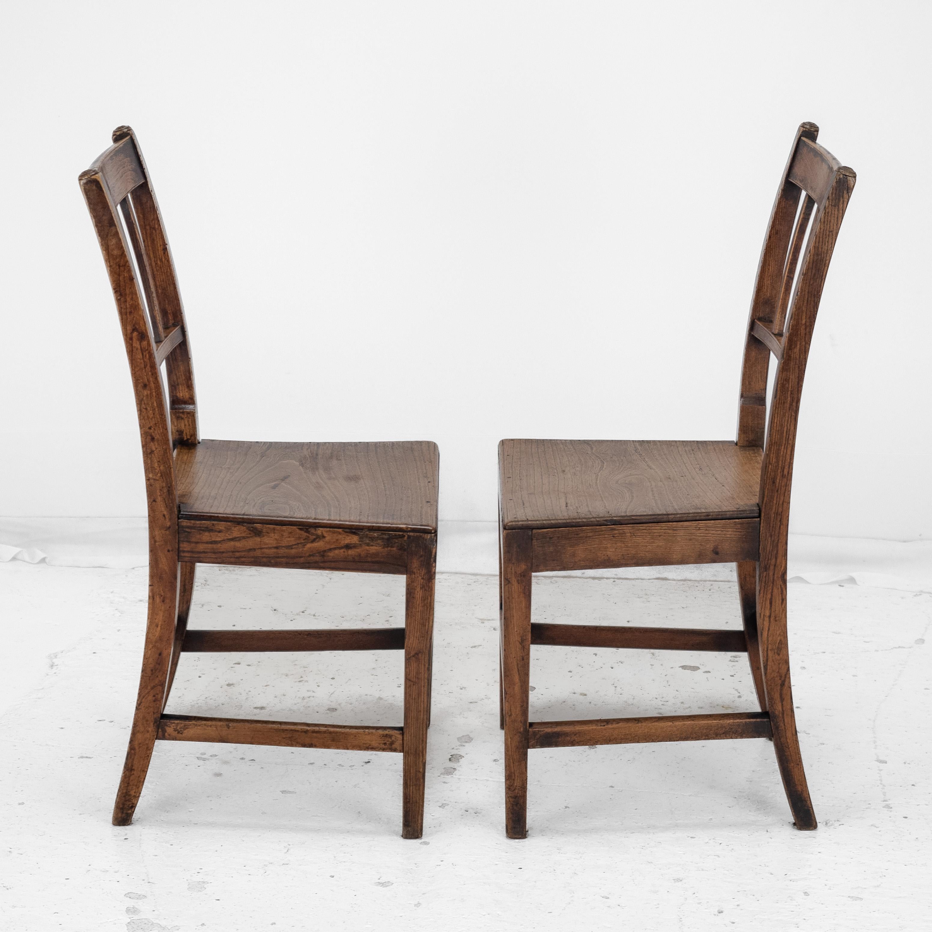 George III Paire de chaises de campagne en orme de style géorgien de la fin du XVIIIe siècle ( A Hall Dining Side) en vente