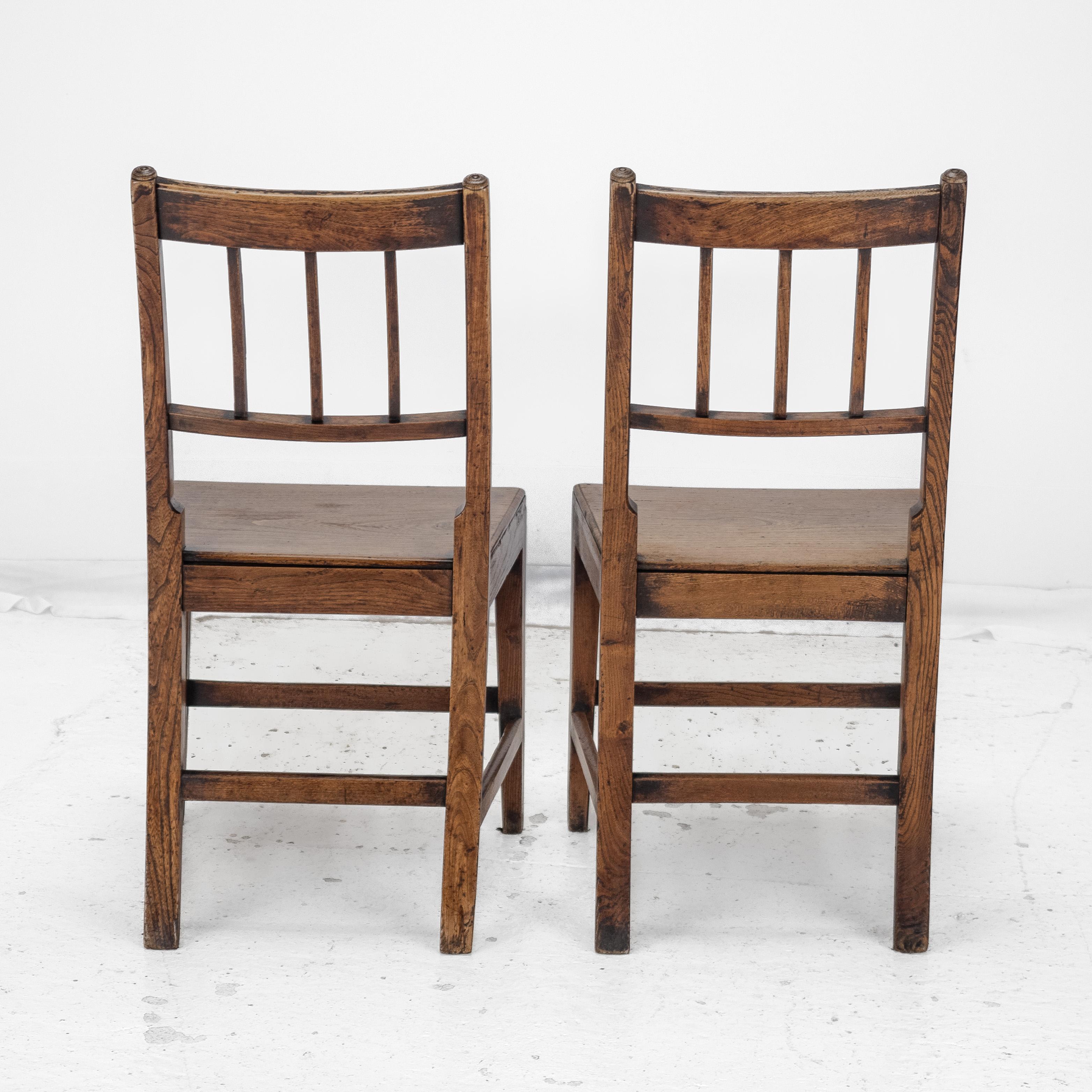 Anglais Paire de chaises de campagne en orme de style géorgien de la fin du XVIIIe siècle ( A Hall Dining Side) en vente