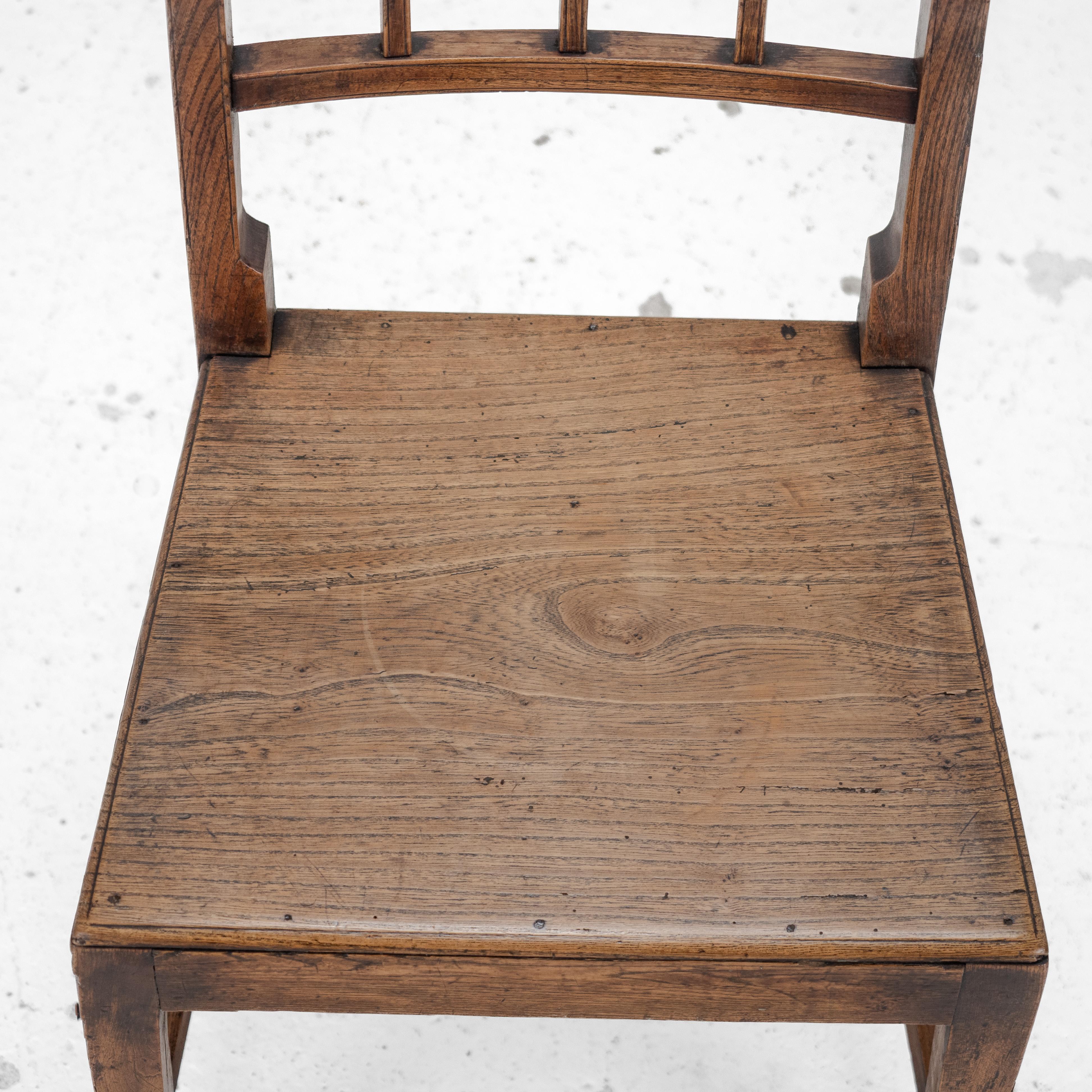 Paire de chaises de campagne en orme de style géorgien de la fin du XVIIIe siècle ( A Hall Dining Side) en vente 1